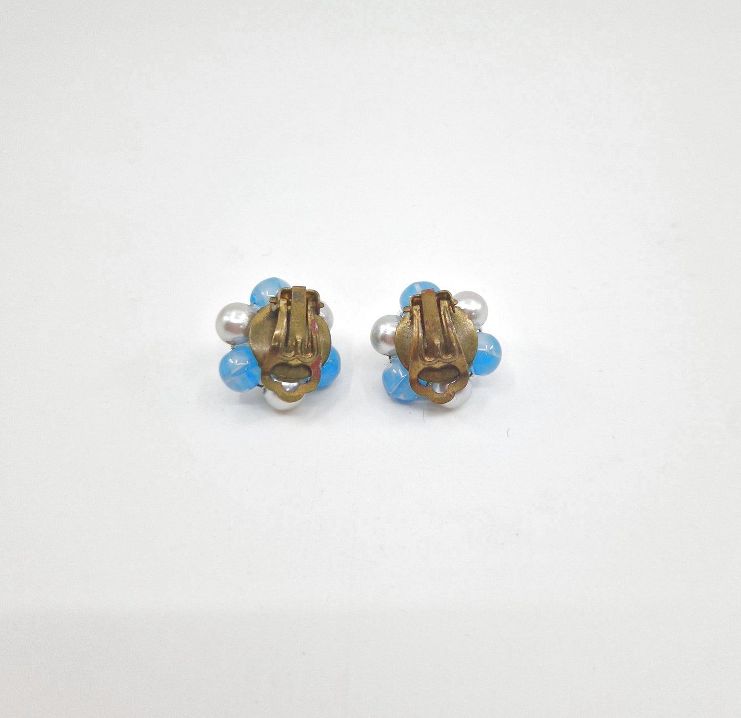 Einzigartige und nachhaltige Vintage Ohrringe, Clips, in türkis-eierschale-gelb. Unique and sustainable vintage earrings, clips, in turquois-off white-yellow. Back.