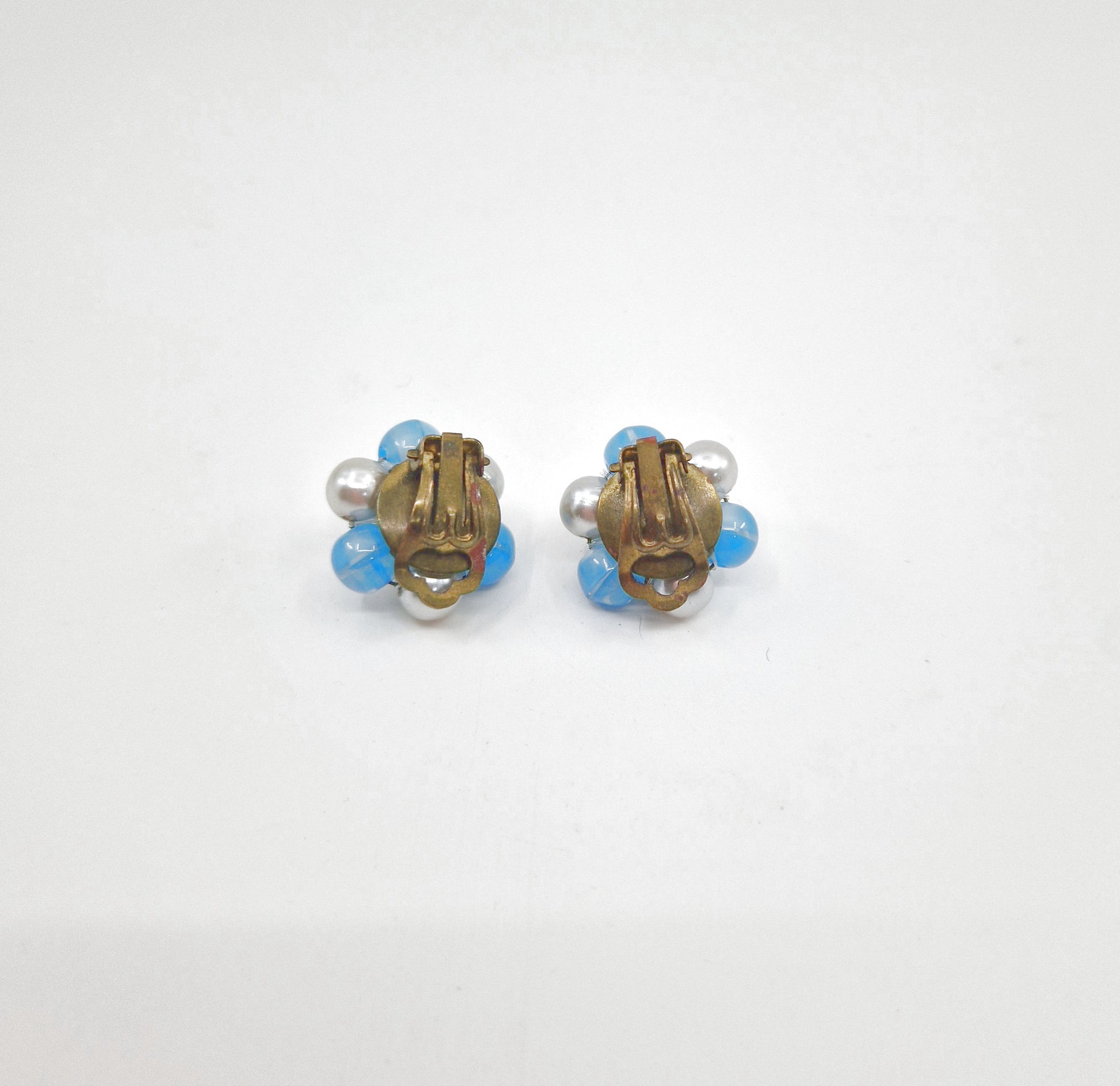 Einzigartige und nachhaltige Vintage Ohrringe, Clips, in türkis-eierschale-gelb. Unique and sustainable vintage earrings, clips, in turquois-off white-yellow. Back.