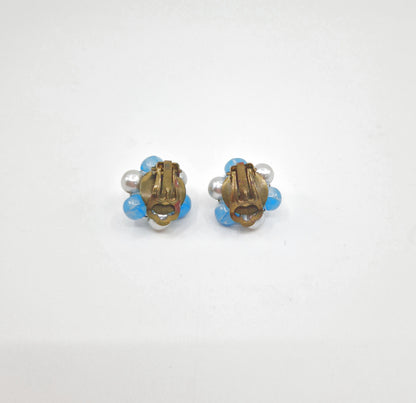 Einzigartige und nachhaltige Vintage Ohrringe, Clips, in türkis-eierschale-gelb. Unique and sustainable vintage earrings, clips, in turquois-off white-yellow. Back.