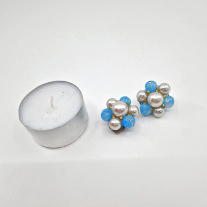 Einzigartige und nachhaltige Vintage Ohrringe, Clips, in türkis-eierschale-gelb. Unique and sustainable vintage earrings, clips, in turquois-off white-yellow. Scale reference.