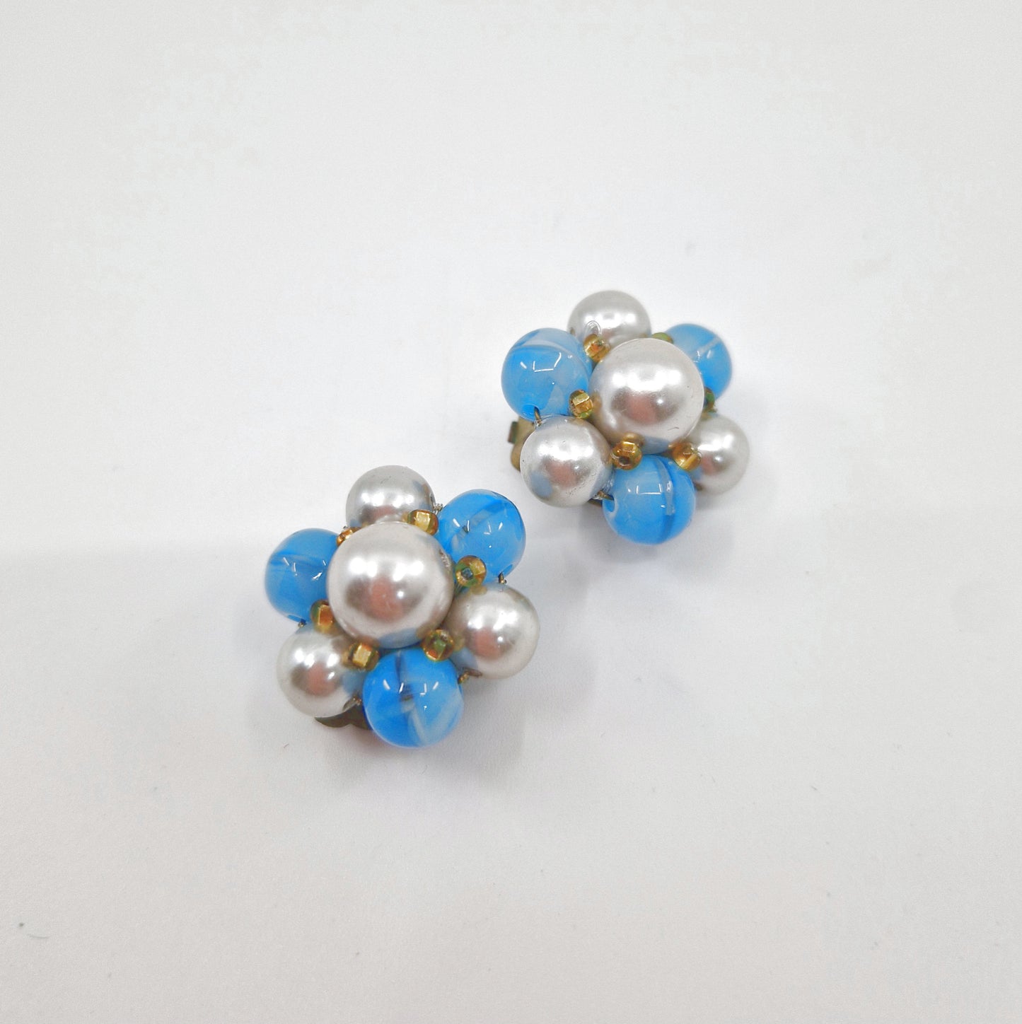 Einzigartige und nachhaltige Vintage Ohrringe, Clips, in türkis-eierschale-gelb. Unique and sustainable vintage earrings, clips, in turquois-off white-yellow. Close-up.