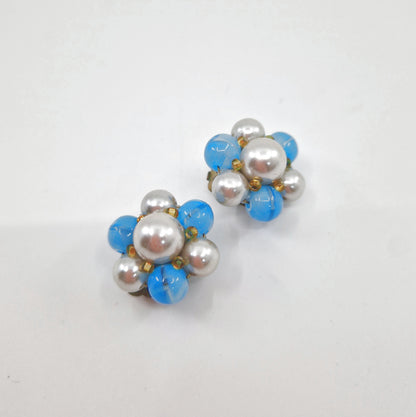 Einzigartige und nachhaltige Vintage Ohrringe, Clips, in türkis-eierschale-gelb. Unique and sustainable vintage earrings, clips, in turquois-off white-yellow. Close-up.