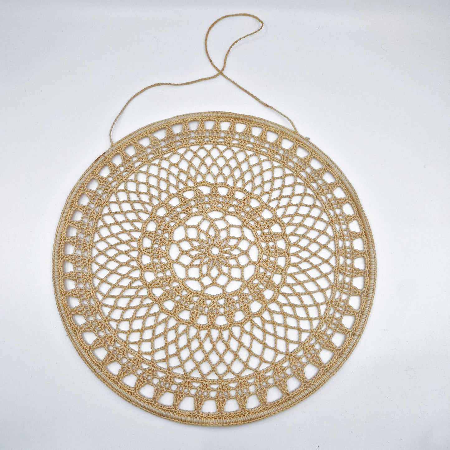 Einzigartiges und nachhaltiges Vintage Makramee, Blume, beige. Unique and sustainable vintage makramé, flower, beige. Front. 