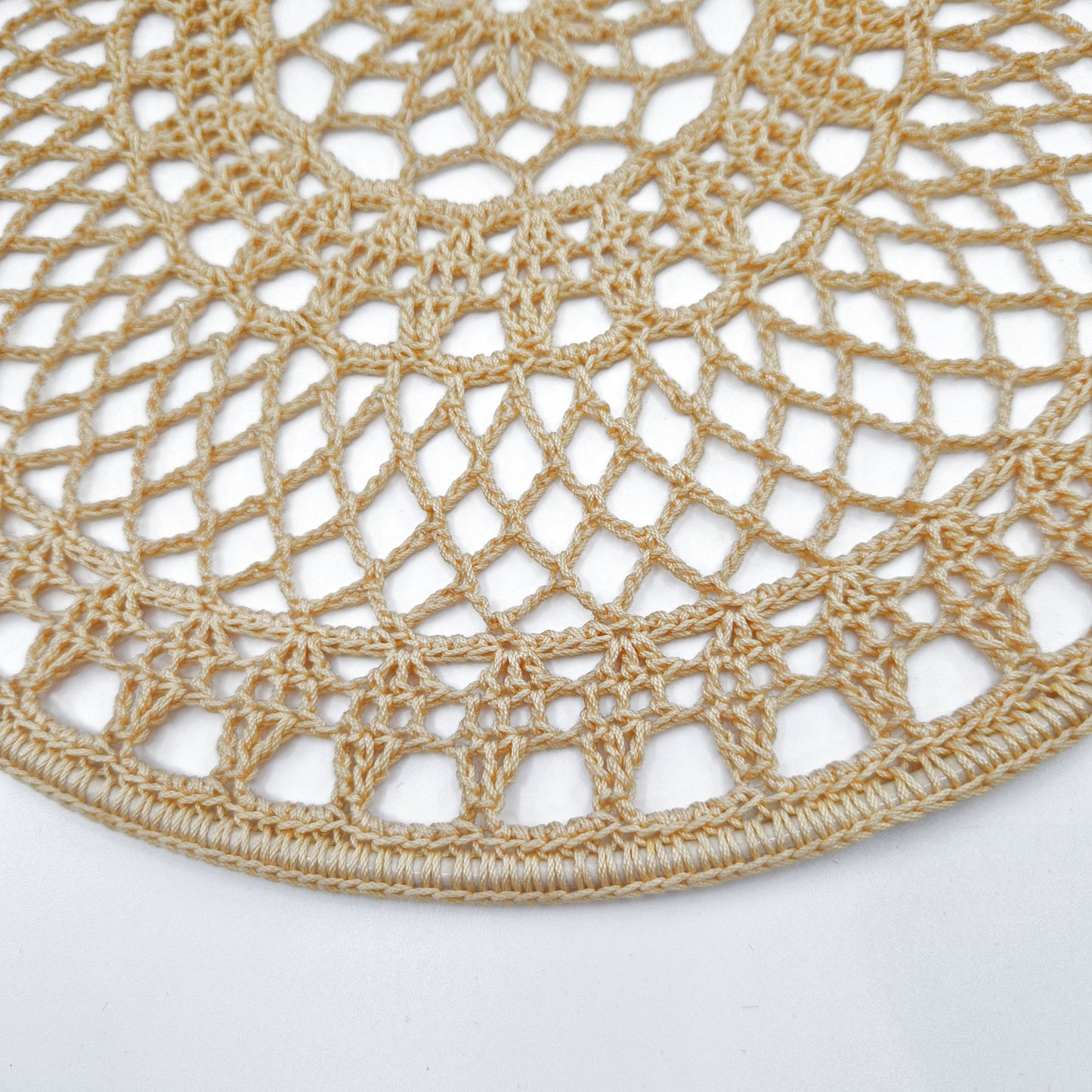 Einzigartiges und nachhaltiges Vintage Makramee, Blume, beige. Unique and sustainable vintage makramé, flower, beige. Close-up 2.