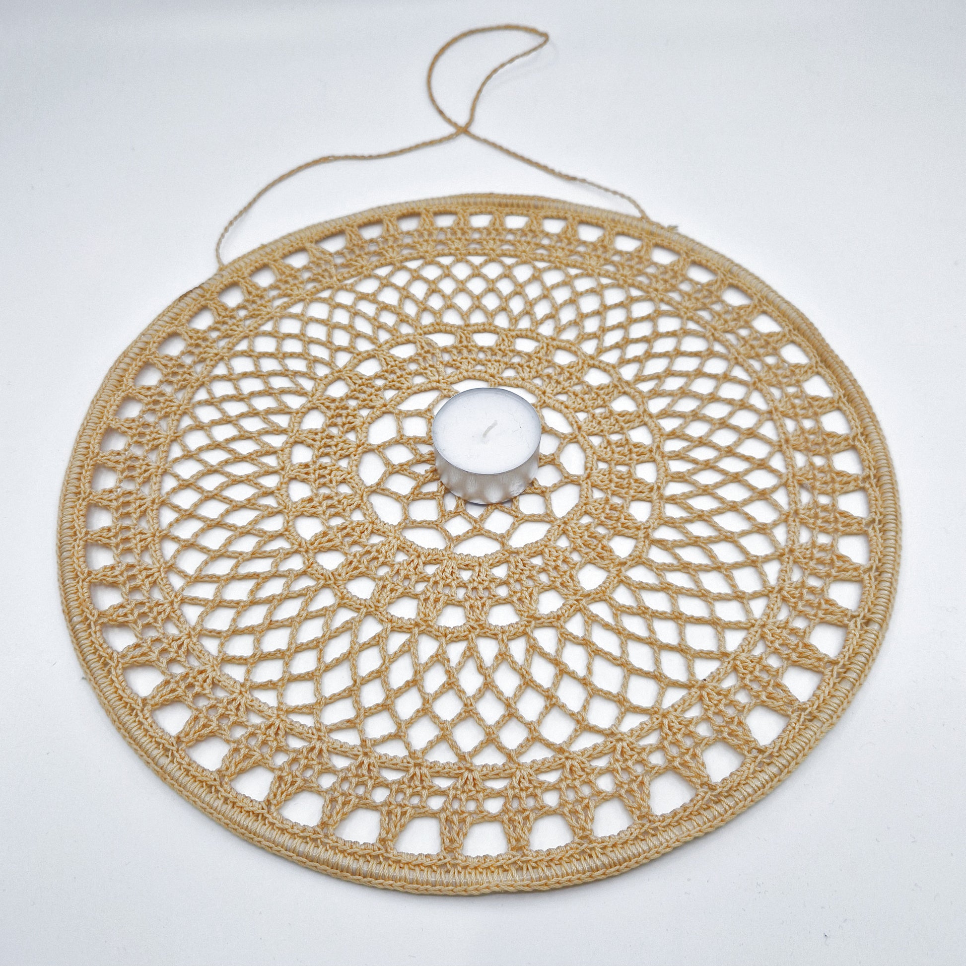 Einzigartiges und nachhaltiges Vintage Makramee, Blume, beige. Unique and sustainable vintage makramé, flower, beige. Scale reference.