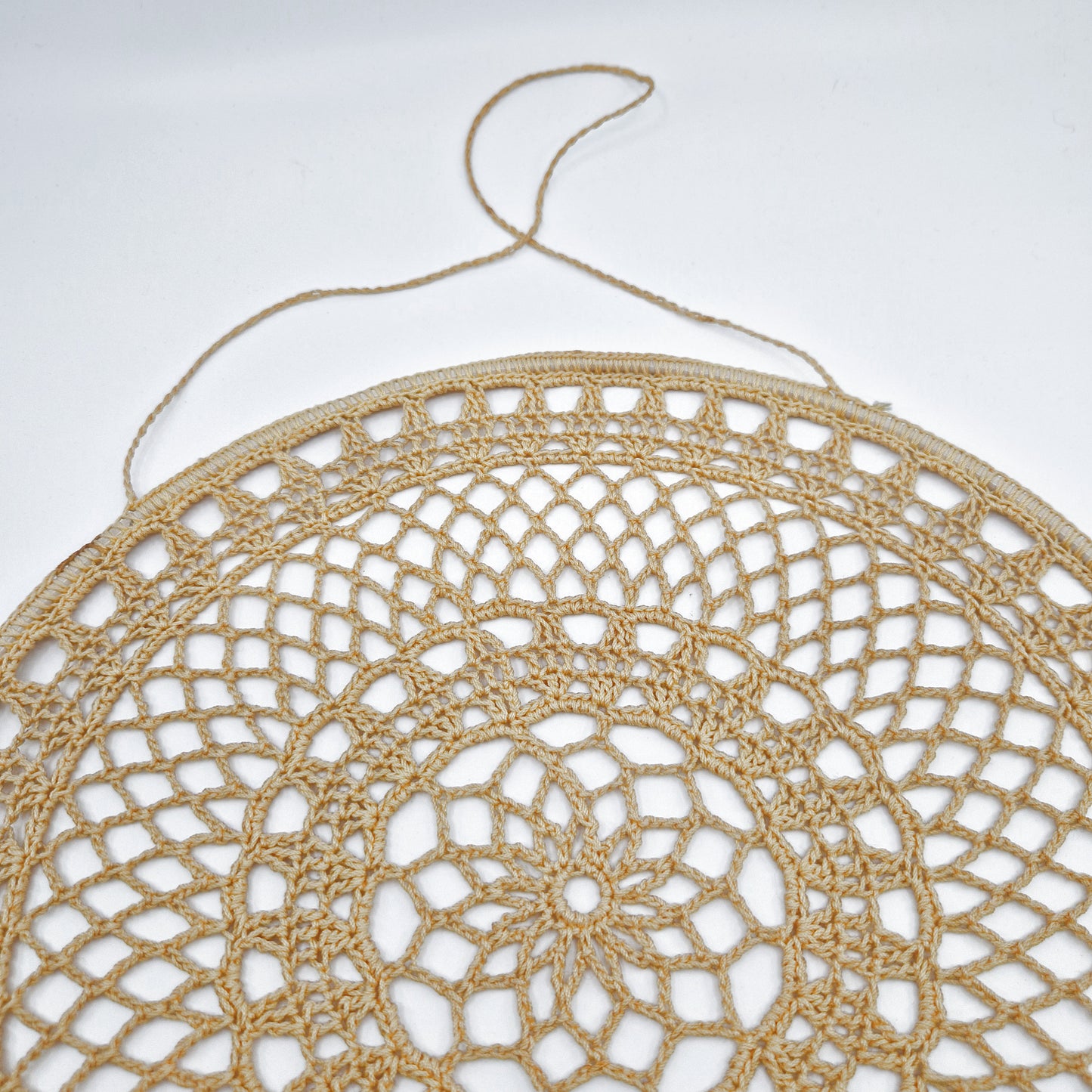 Einzigartiges und nachhaltiges Vintage Makramee, Blume, beige. Unique and sustainable vintage makramé, flower, beige. Close-up.