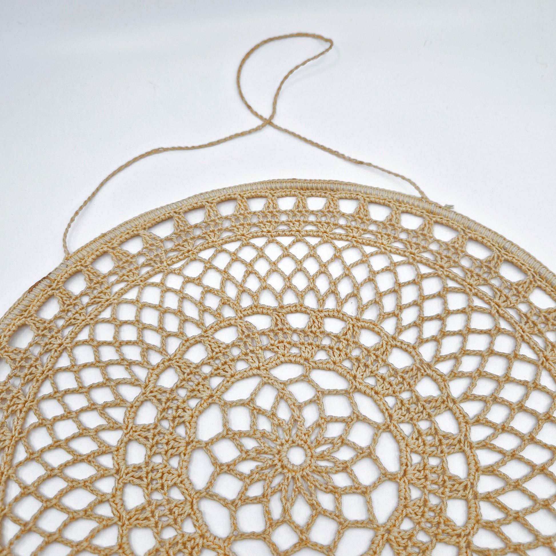 Einzigartiges und nachhaltiges Vintage Makramee, Blume, beige. Unique and sustainable vintage makramé, flower, beige. Close-up.