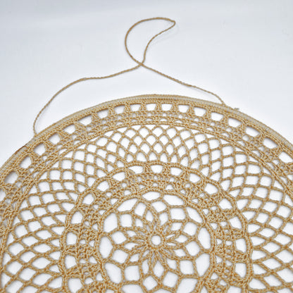 Einzigartiges und nachhaltiges Vintage Makramee, Blume, beige. Unique and sustainable vintage makramé, flower, beige. Close-up.