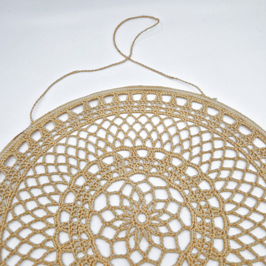 Einzigartiges und nachhaltiges Vintage Makramee, Blume, beige. Unique and sustainable vintage makramé, flower, beige. Close-up.