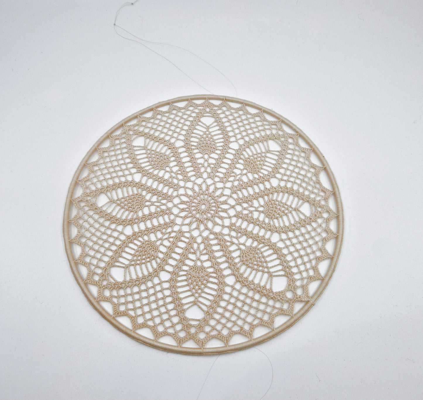 Einzigartiges und nachhaltiges Vintage Makramee, Blume, hellbeige. Unique and sustainable vintage makramé, flower, light beige. Side.