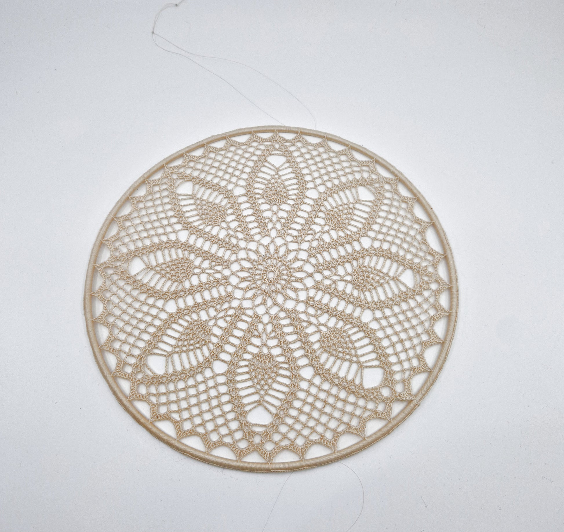 Einzigartiges und nachhaltiges Vintage Makramee, Blume, hellbeige. Unique and sustainable vintage makramé, flower, light beige. Side.