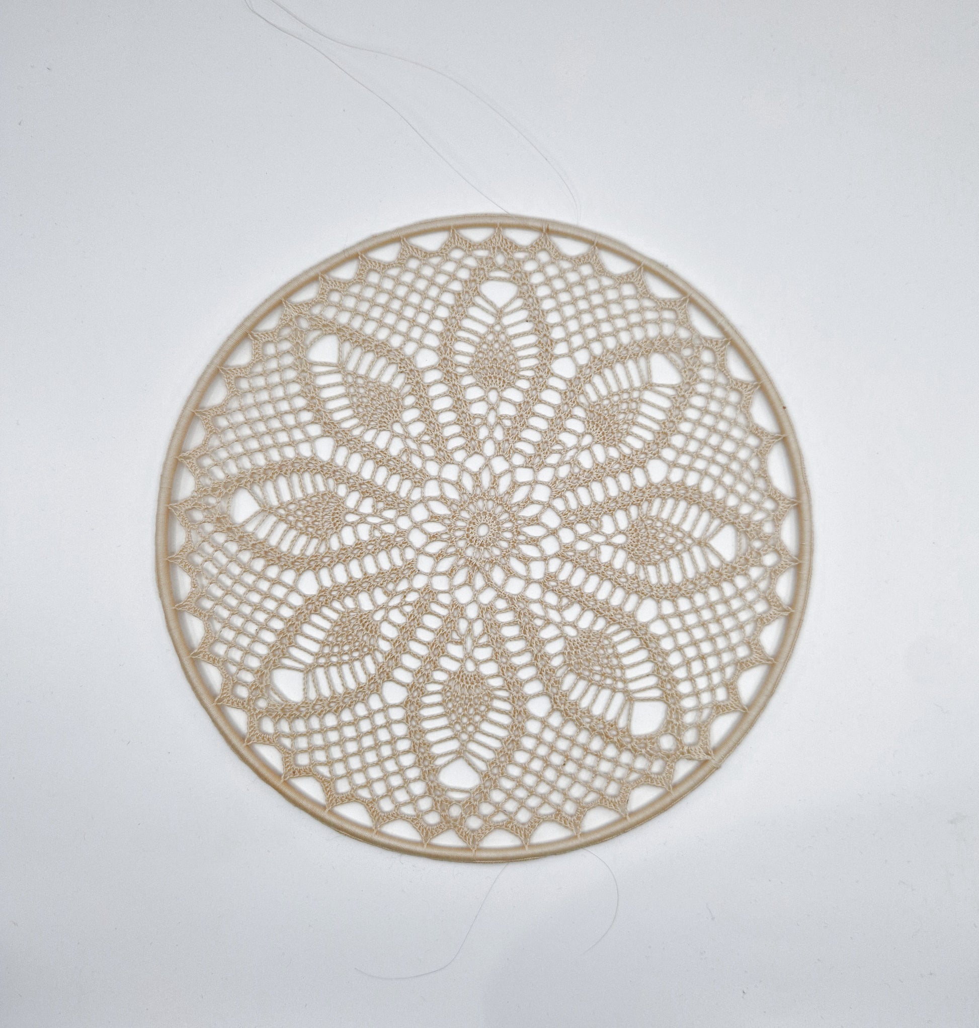 Einzigartiges und nachhaltiges Vintage Makramee, Blume, hellbeige. Unique and sustainable vintage makramé, flower, light beige. Front.