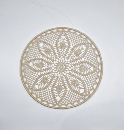 Einzigartiges und nachhaltiges Vintage Makramee, Blume, hellbeige. Unique and sustainable vintage makramé, flower, light beige. Front.