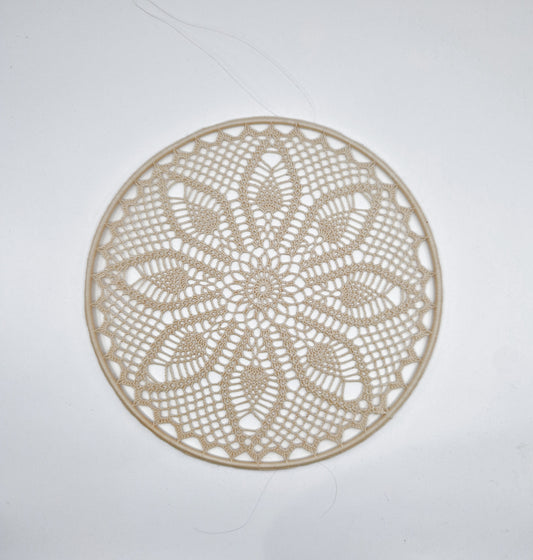 Einzigartiges und nachhaltiges Vintage Makramee, Blume, hellbeige. Unique and sustainable vintage makramé, flower, light beige. Front.