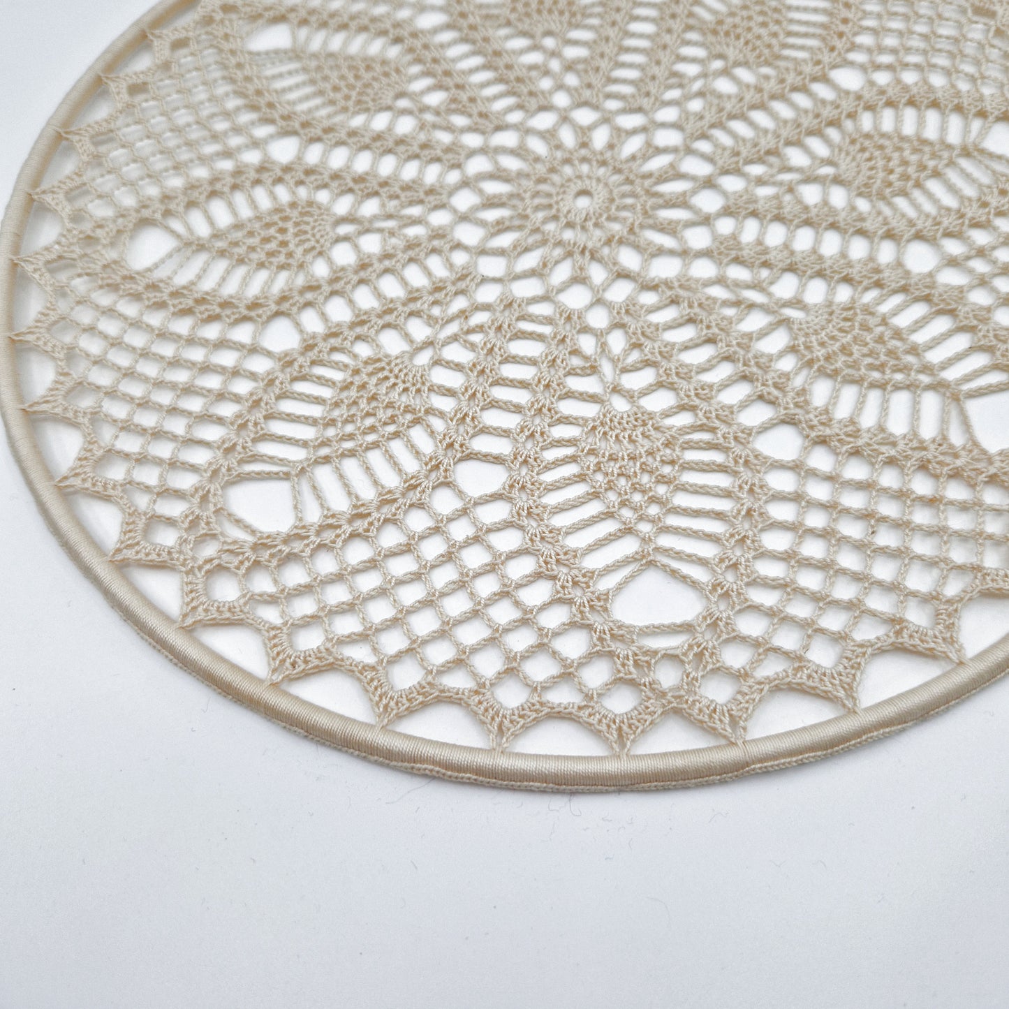 Einzigartiges und nachhaltiges Vintage Makramee, Blume, hellbeige. Unique and sustainable vintage makramé, flower, light beige. Close-up.