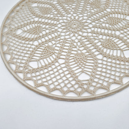 Einzigartiges und nachhaltiges Vintage Makramee, Blume, hellbeige. Unique and sustainable vintage makramé, flower, light beige. Close-up.