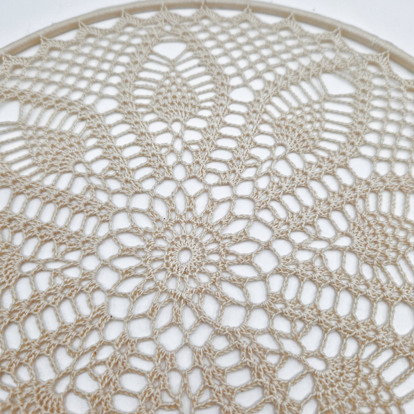 Einzigartiges und nachhaltiges Vintage Makramee, Blume, hellbeige. Unique and sustainable vintage makramé, flower, light beige. Close-up 2.