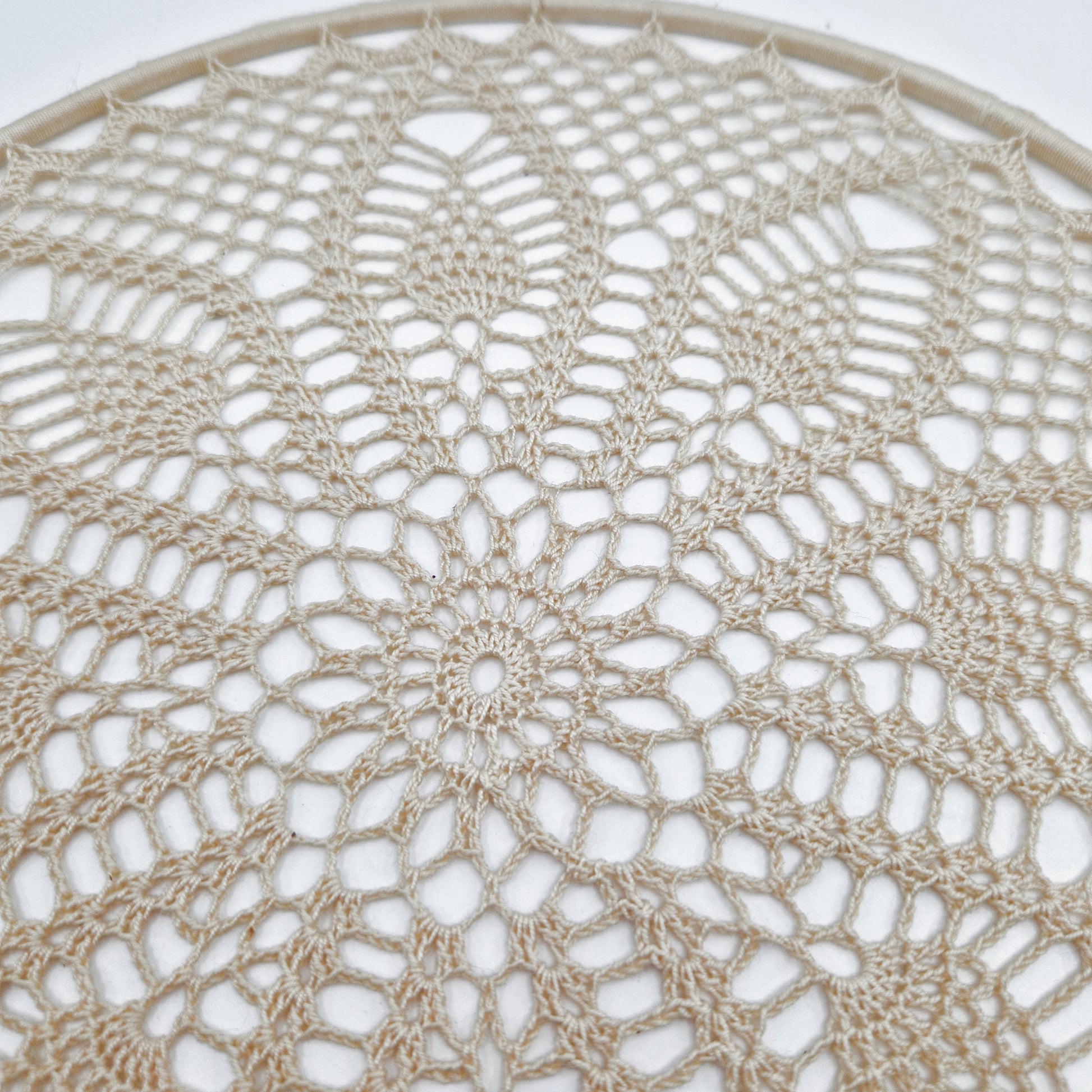 Einzigartiges und nachhaltiges Vintage Makramee, Blume, hellbeige. Unique and sustainable vintage makramé, flower, light beige. Close-up 2.