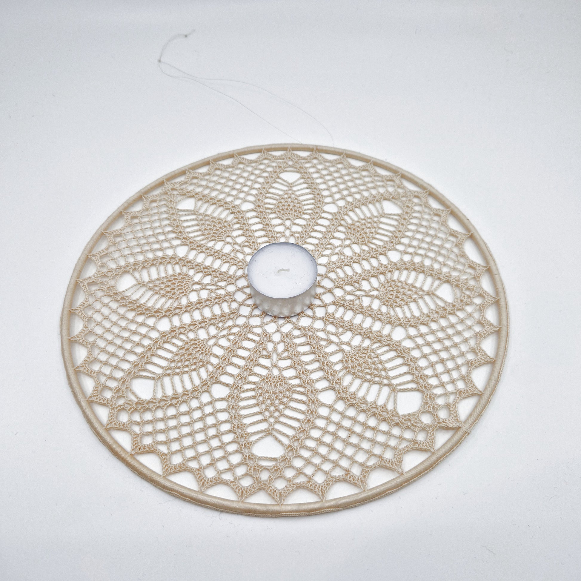 Einzigartiges und nachhaltiges Vintage Makramee, Blume, hellbeige. Unique and sustainable vintage makramé, flower, light beige.  Scale reference.