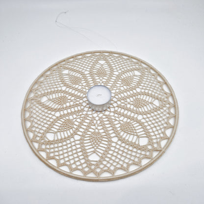 Einzigartiges und nachhaltiges Vintage Makramee, Blume, hellbeige. Unique and sustainable vintage makramé, flower, light beige.  Scale reference.