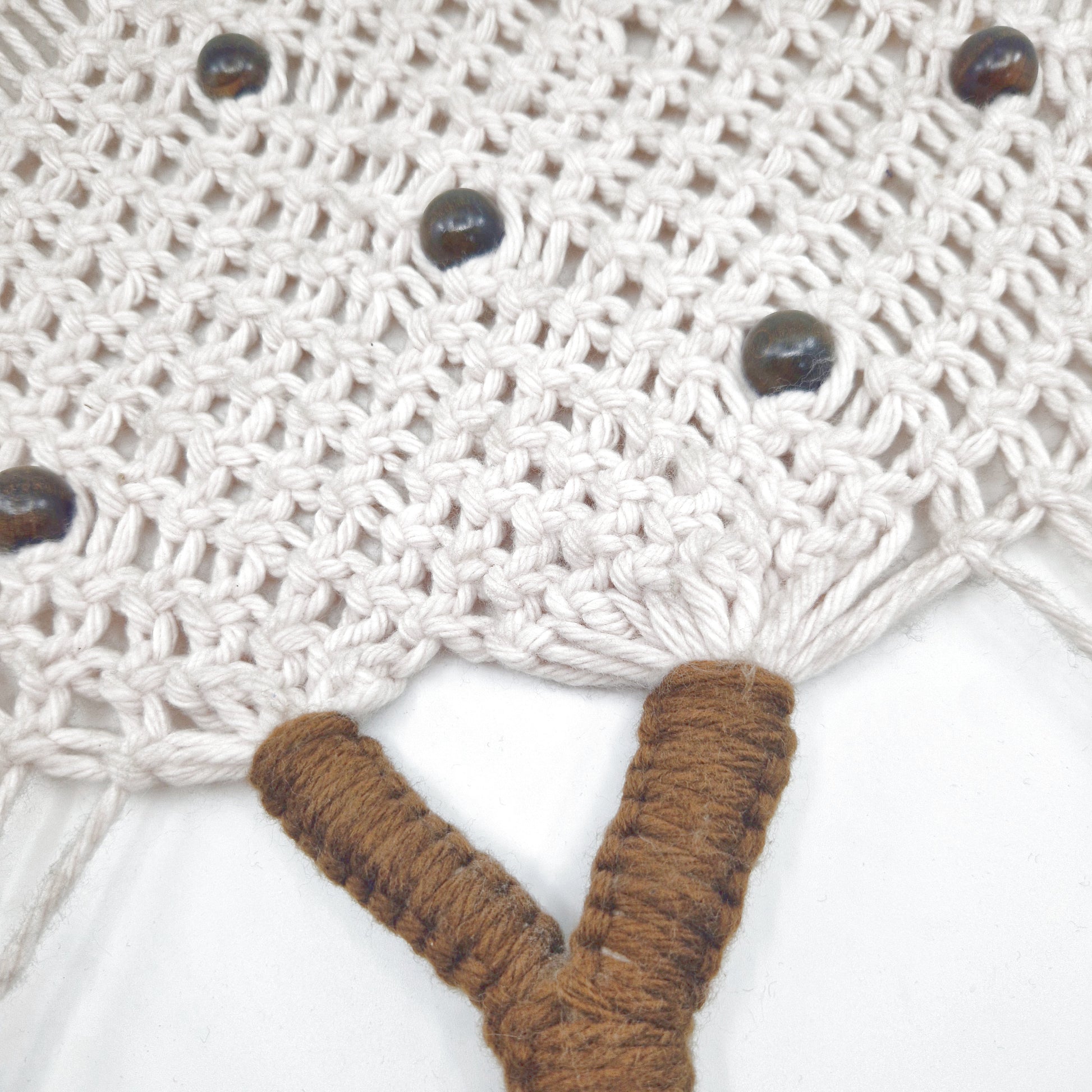 Einzigartiges und nachhaltiges Vintage Makramee, Baum, sand-braun. Unique and sustainable vintage makramé, tree, sand-brown. Close-up.