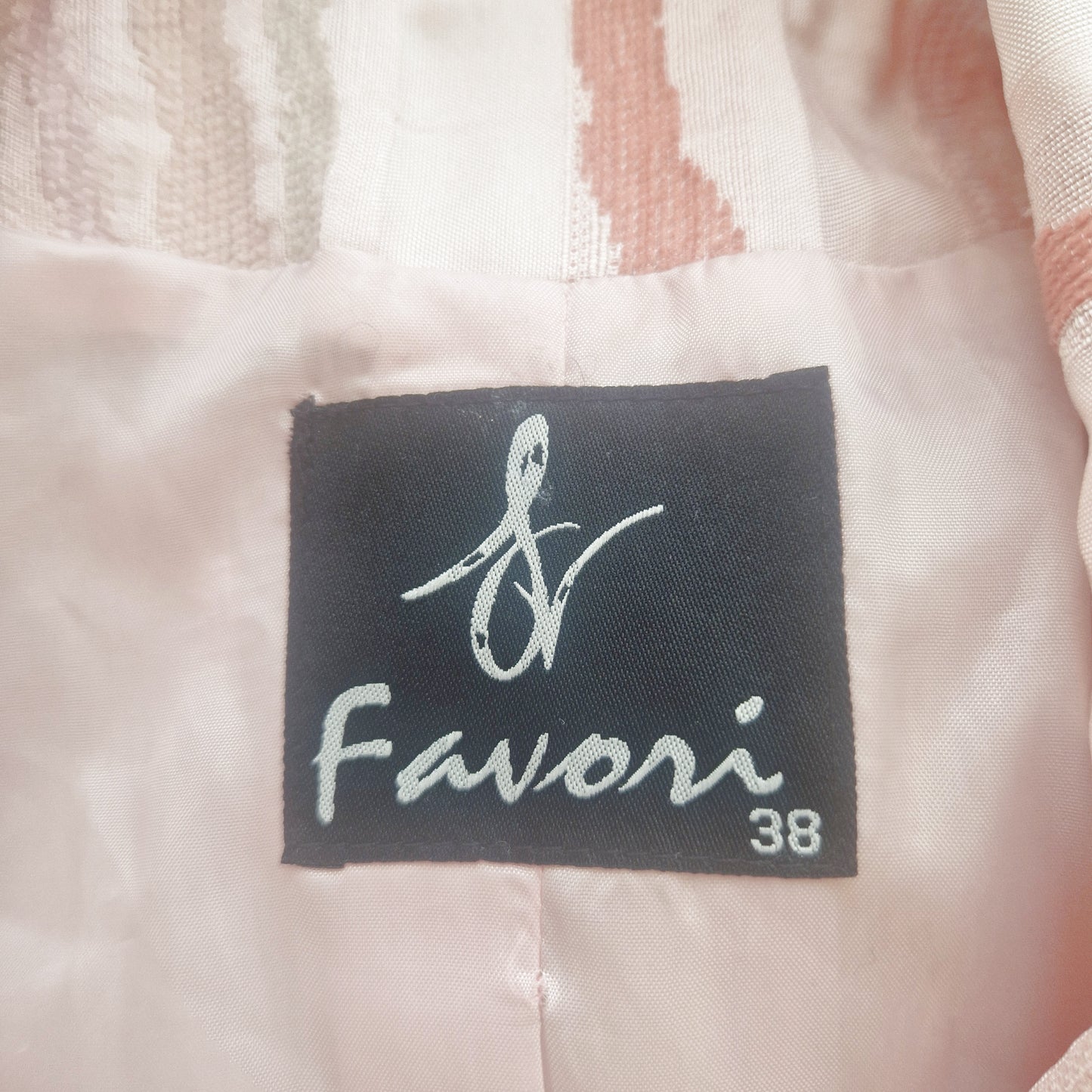 Einzigartiger und nachhaltiger Vintage Blazer in rosa-lachs-beige mit Streifen. Unique and sustainable vintage blazer in pink-salmon-beige with stripes. Tag.