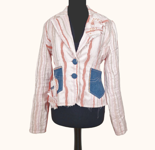 Einzigartiger und nachhaltiger Vintage Blazer in rosa-lachs-beige mit Streifen. Unique and sustainable vintage blazer in pink-salmon-beige with stripes. Front.