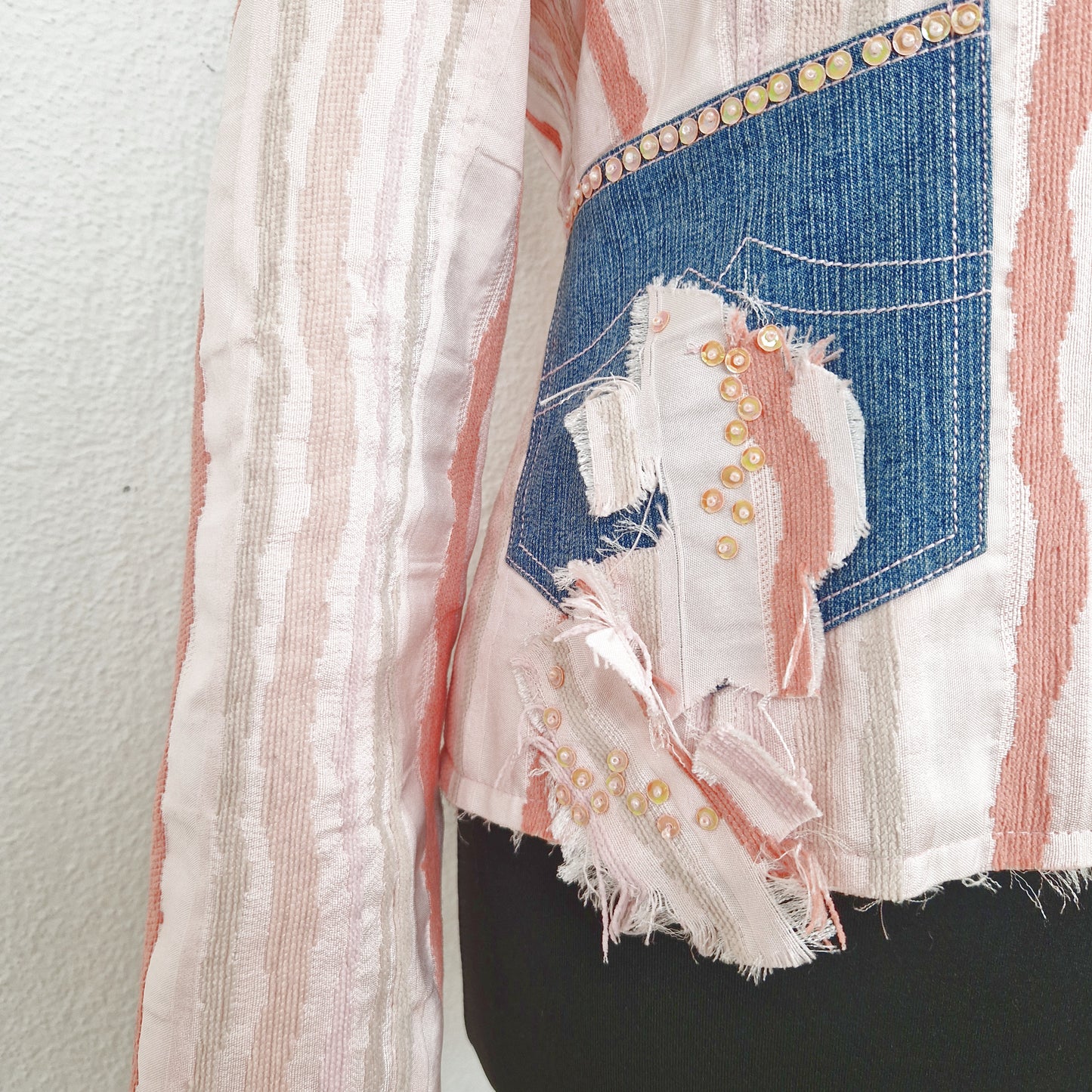 Einzigartiger und nachhaltiger Vintage Blazer in rosa-lachs-beige mit Streifen. Unique and sustainable vintage blazer in pink-salmon-beige with stripes. Close-up.