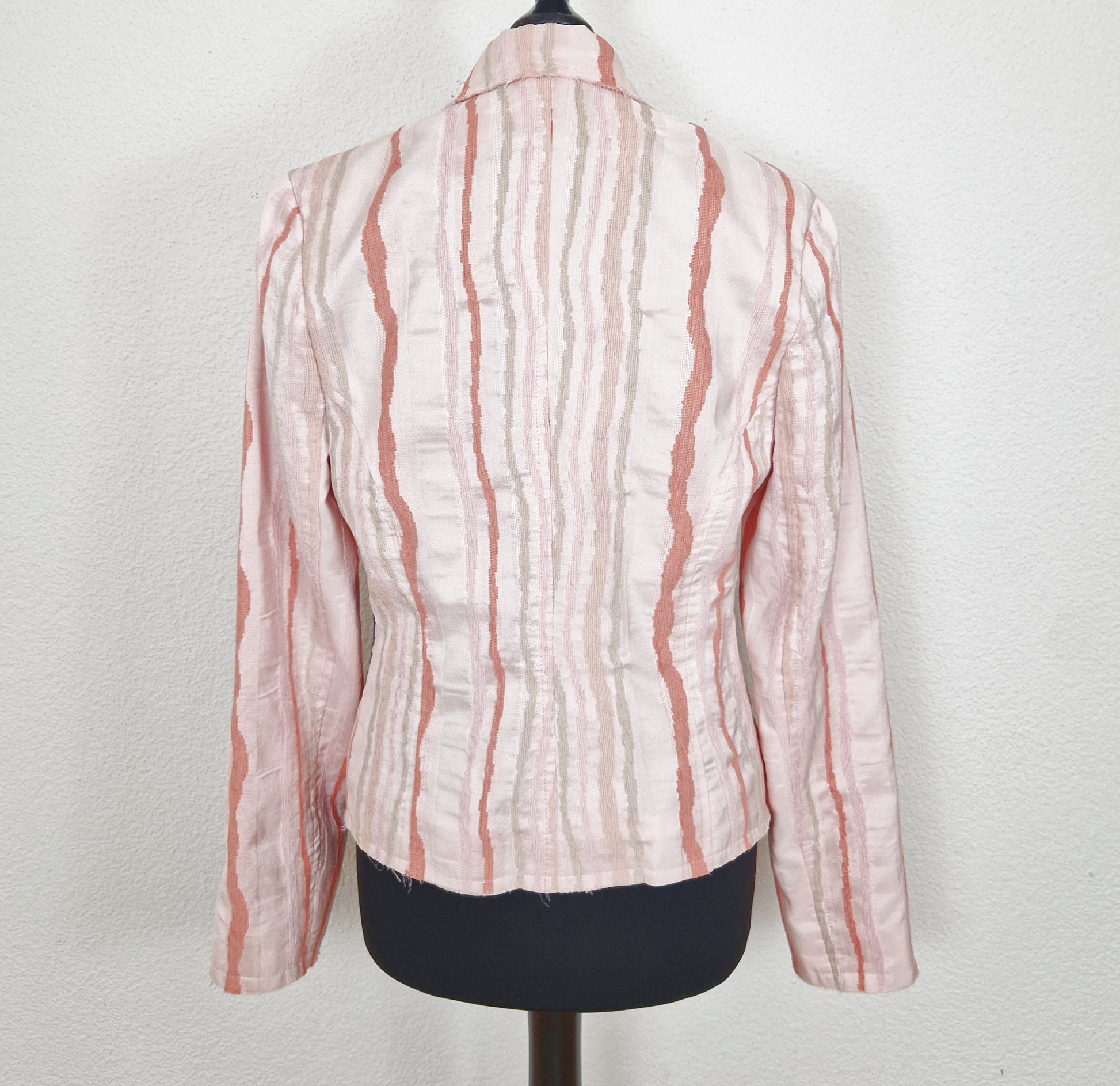 Einzigartiger und nachhaltiger Vintage Blazer in rosa-lachs-beige mit Streifen. Unique and sustainable vintage blazer in pink-salmon-beige with stripes. Back.
