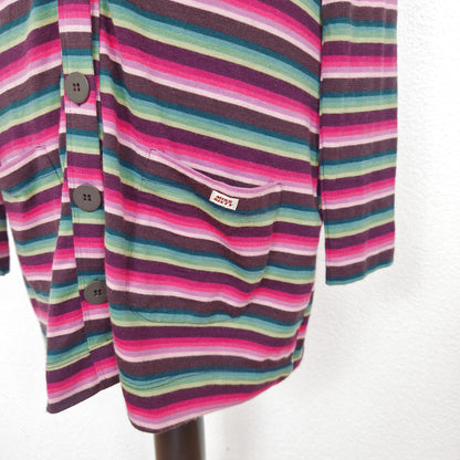 Einzigartiges und nachhaltiges Vintage Cardigan-Kleid mit Streifen. Close-up 2.