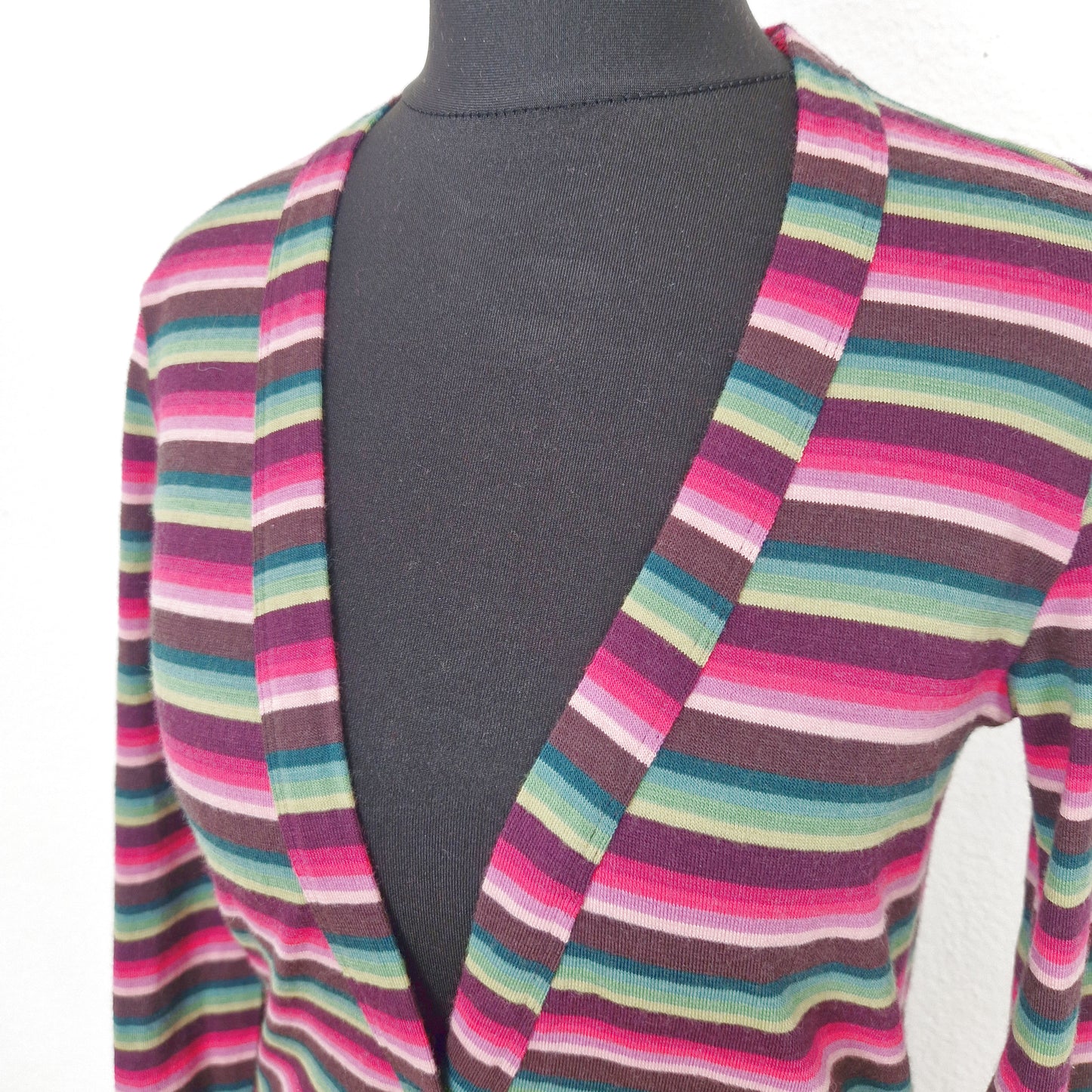 Einzigartiges und nachhaltiges Vintage Cardigan-Kleid mit Streifen. Close-up.