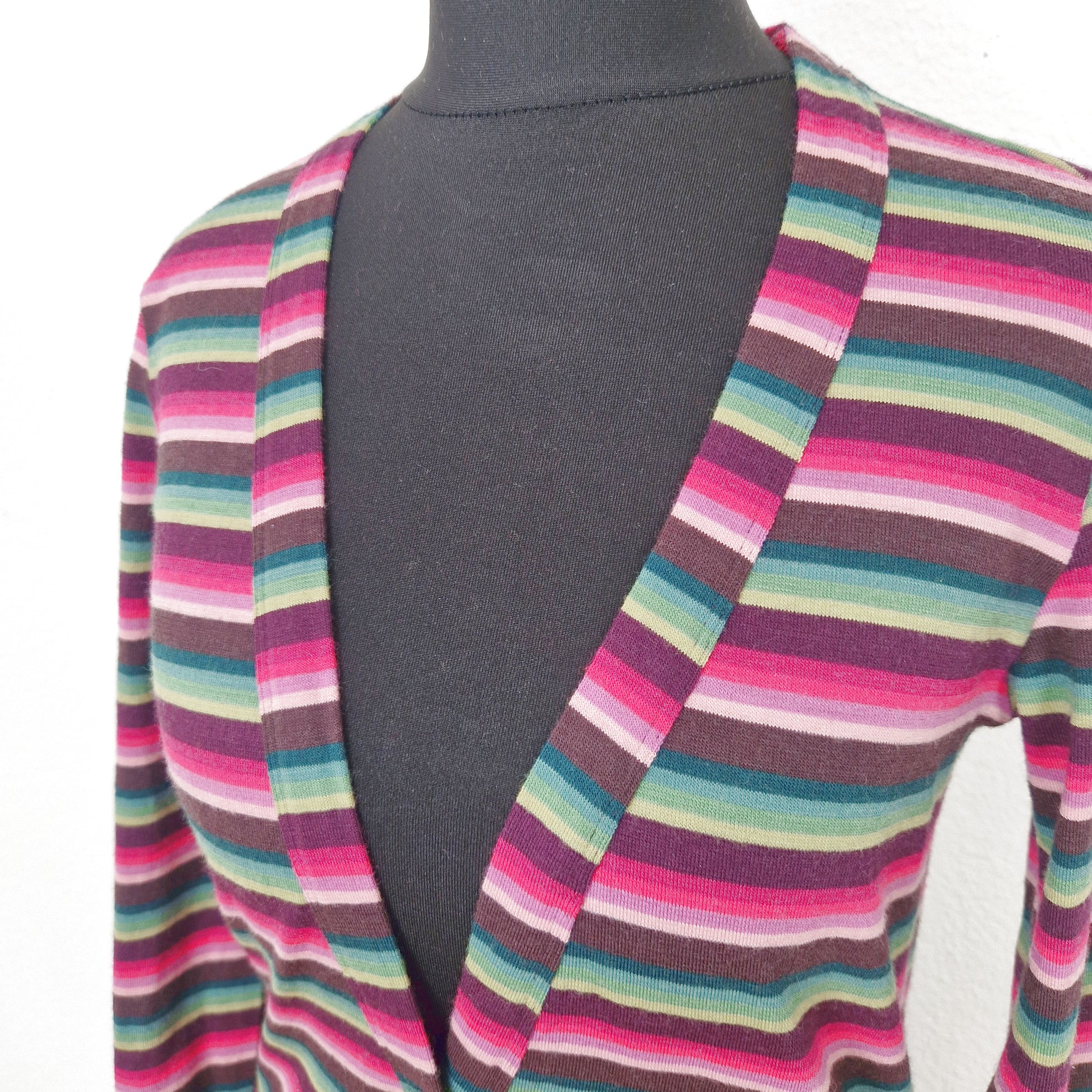 Einzigartiges und nachhaltiges Vintage Cardigan-Kleid mit Streifen. Close-up.