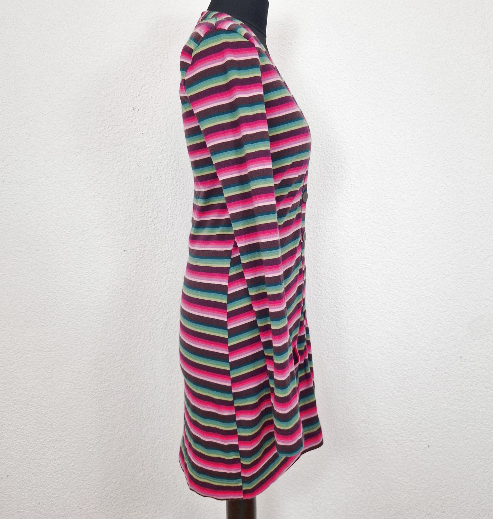 Einzigartiges und nachhaltiges Vintage Cardigan-Kleid mit Streifen. Side.