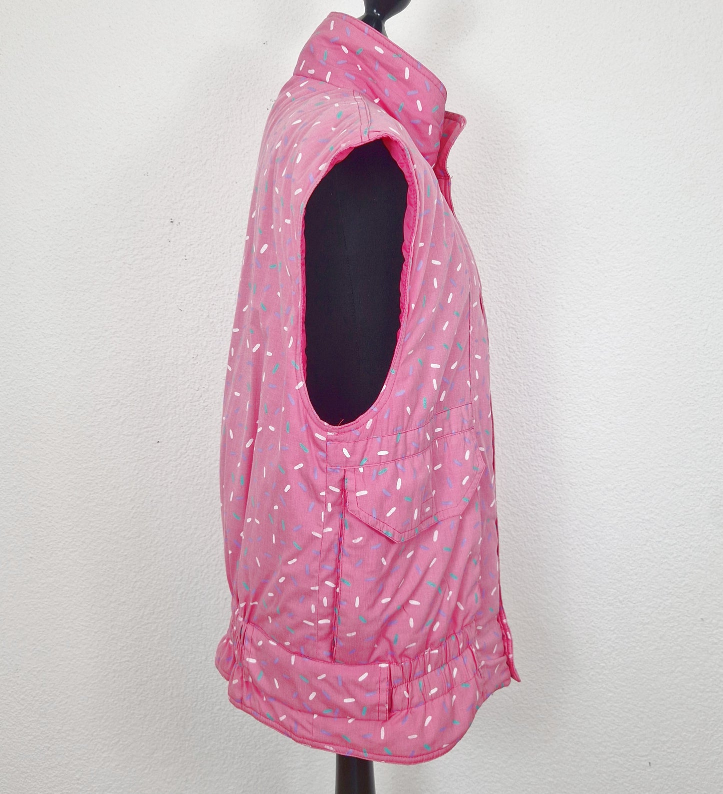 Einzigartige und nachhaltige Vintage Weste in pink-weiss-mint, Konfetti. Side.