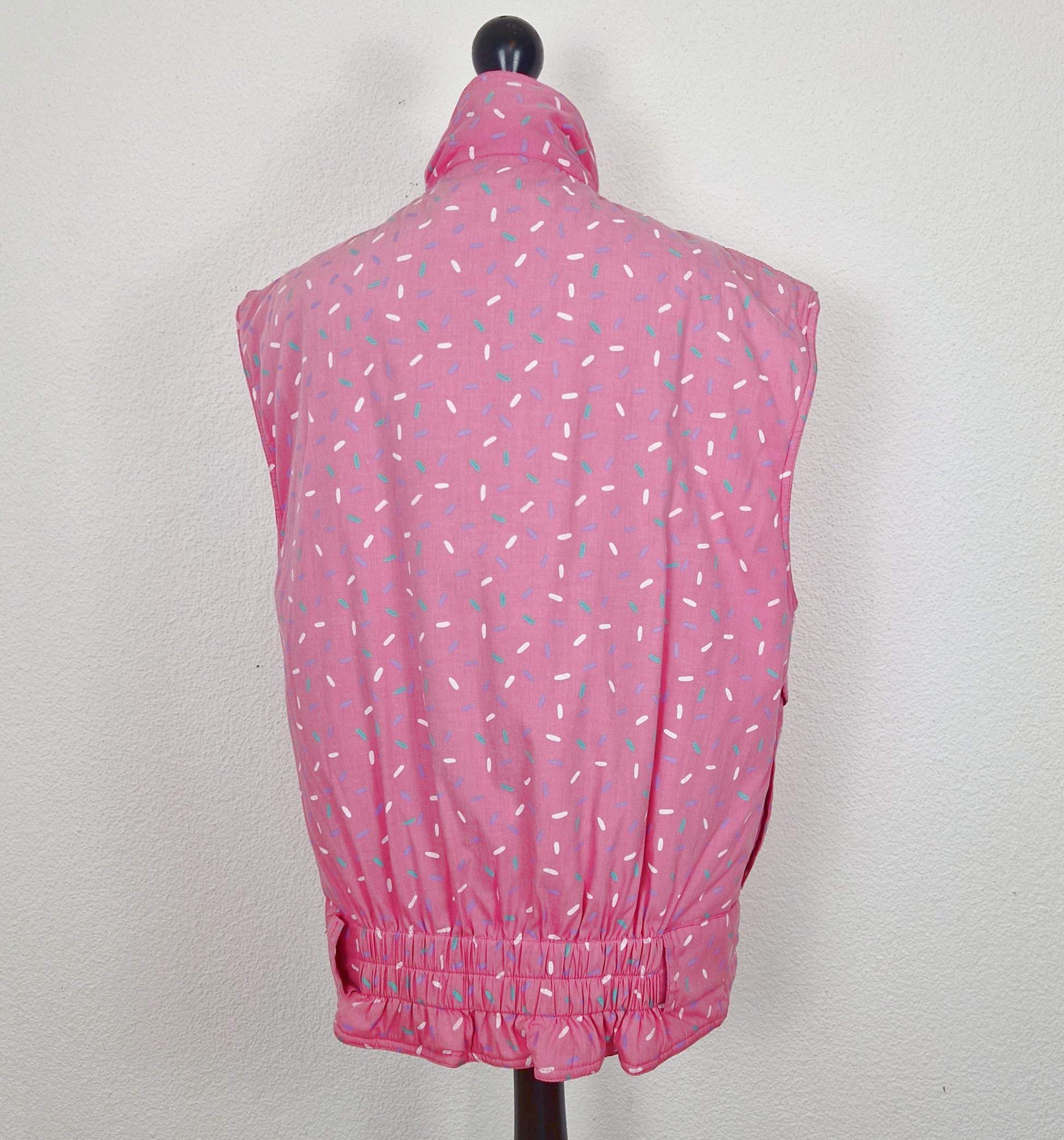 Einzigartige und nachhaltige Vintage Weste in pink-weiss-mint, Konfetti. Back.
