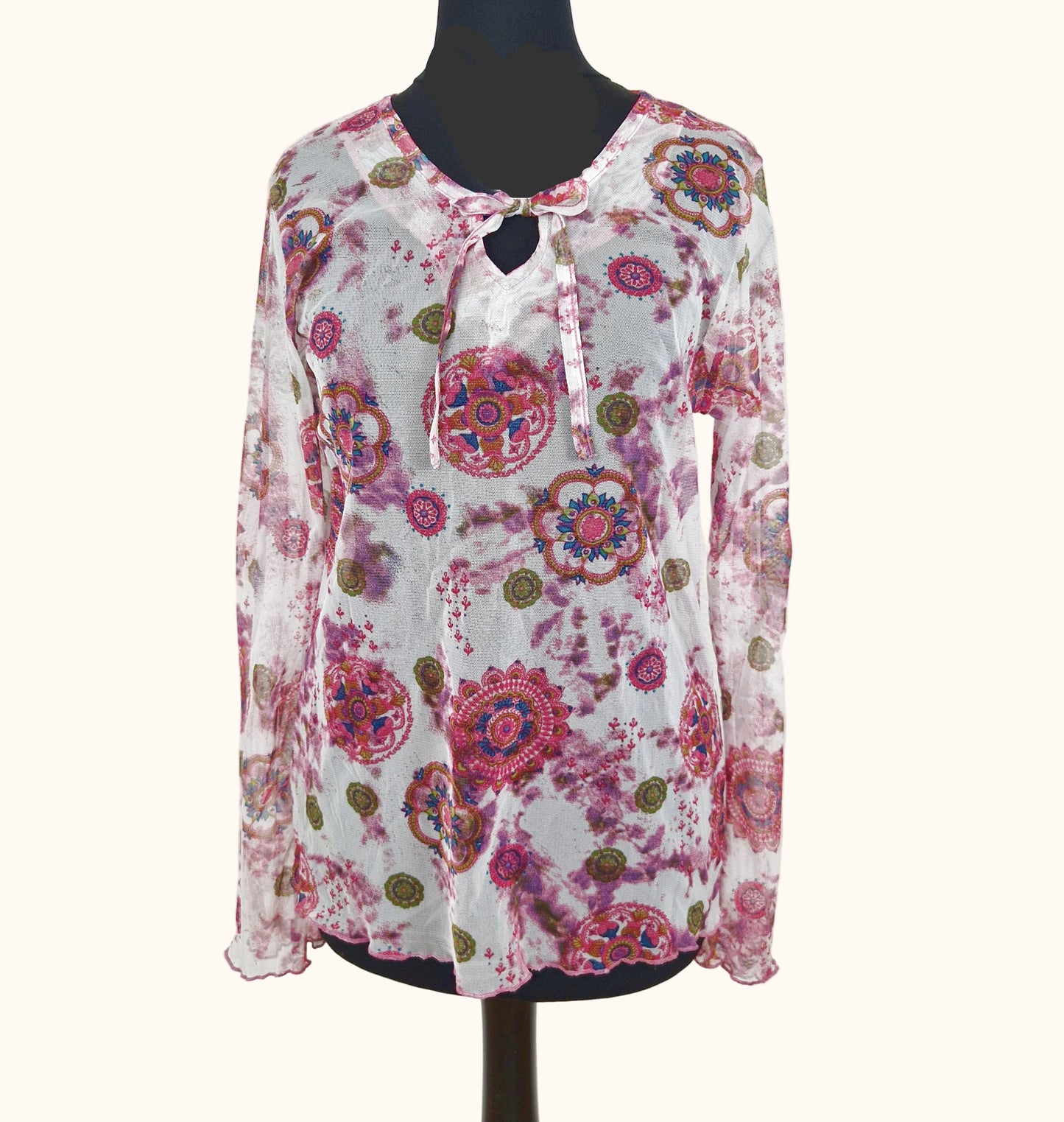 Einzigartiges und nachhaltiges Vintage Shirt, Langarm, in weiss-pink-oliv, mit Mesh. Unique and sustainable vintage shirt, long sleeves, in white-pink-olive, with mesh. Front. 