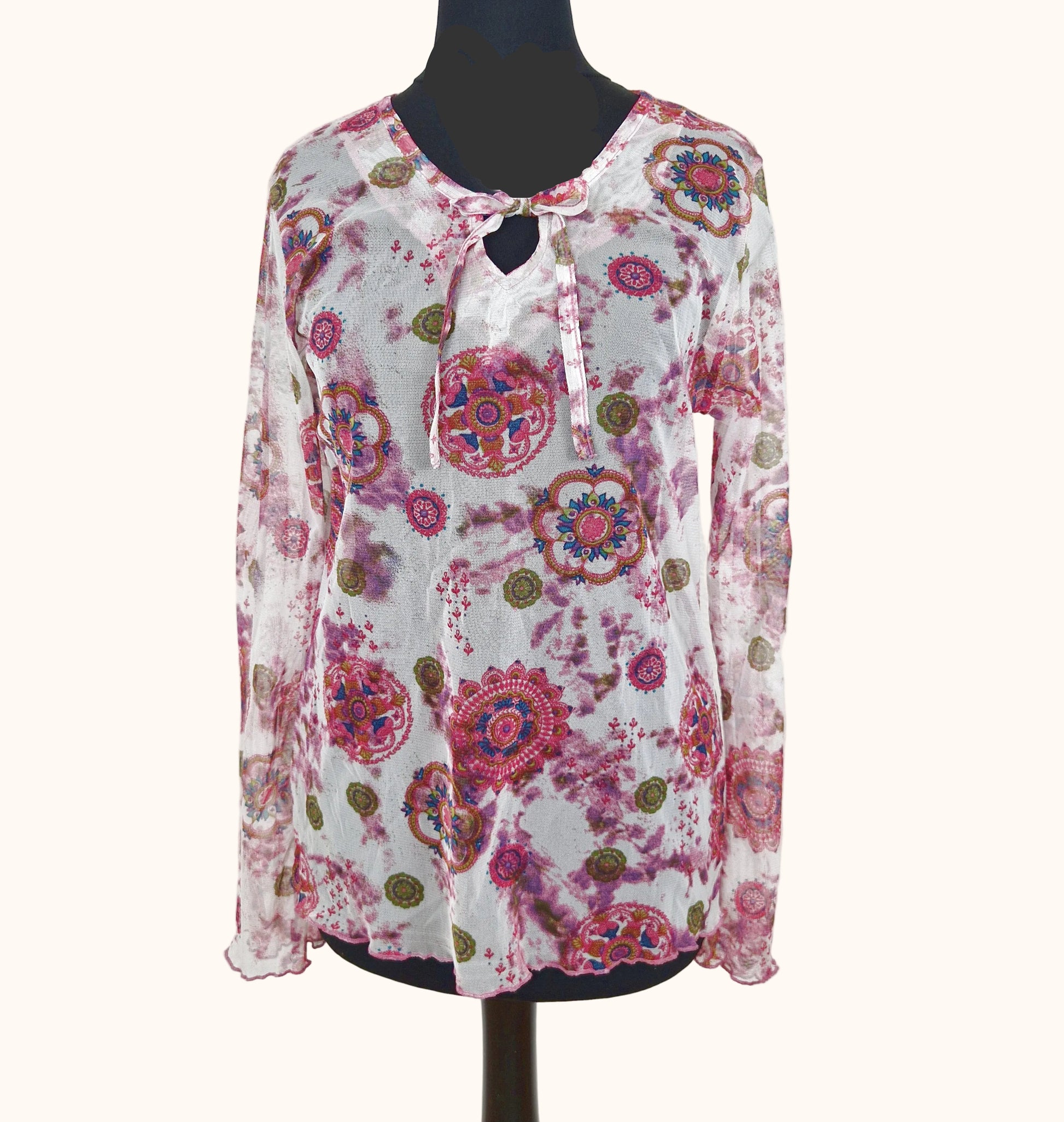 Einzigartiges und nachhaltiges Vintage Shirt, Langarm, in weiss-pink-oliv, mit Mesh. Unique and sustainable vintage shirt, long sleeves, in white-pink-olive, with mesh. Front. 