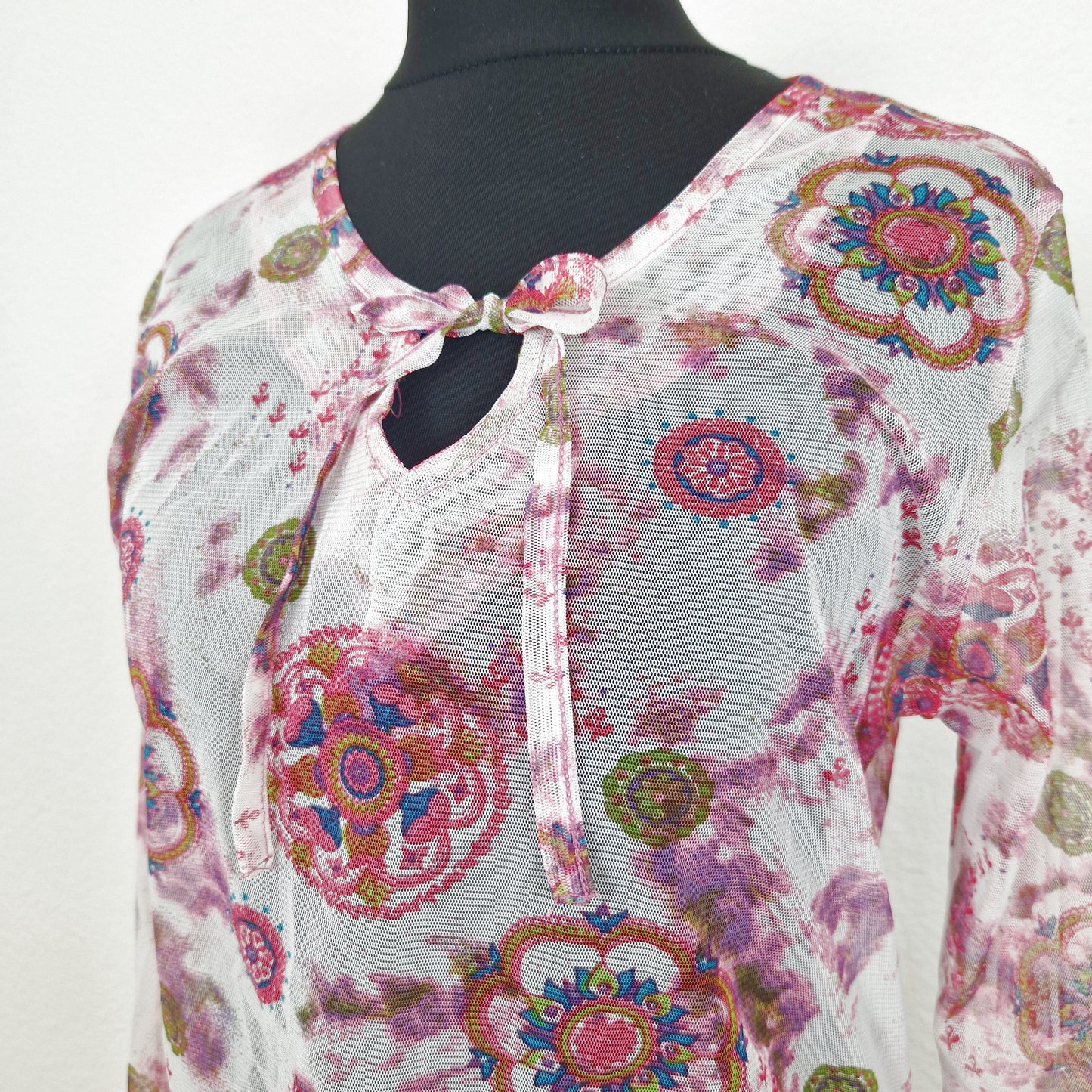 Einzigartiges und nachhaltiges Vintage Shirt, Langarm, in weiss-pink-oliv, mit Mesh. Unique and sustainable vintage shirt, long sleeves, in white-pink-olive, with mesh. Close-up.