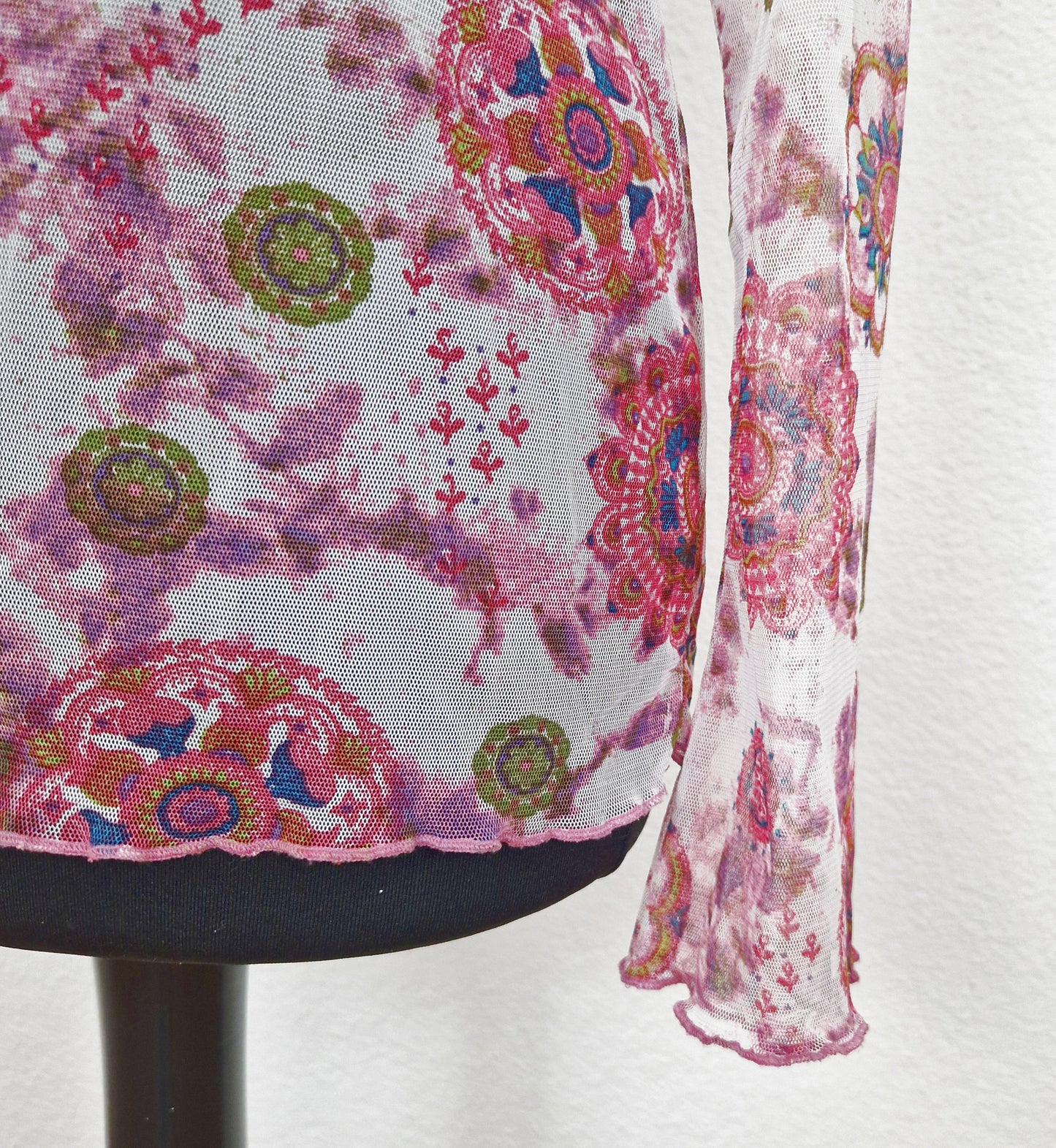 Einzigartiges und nachhaltiges Vintage Shirt, Langarm, in weiss-pink-oliv, mit Mesh. Unique and sustainable vintage shirt, long sleeves, in white-pink-olive, with mesh. Close-up 2.