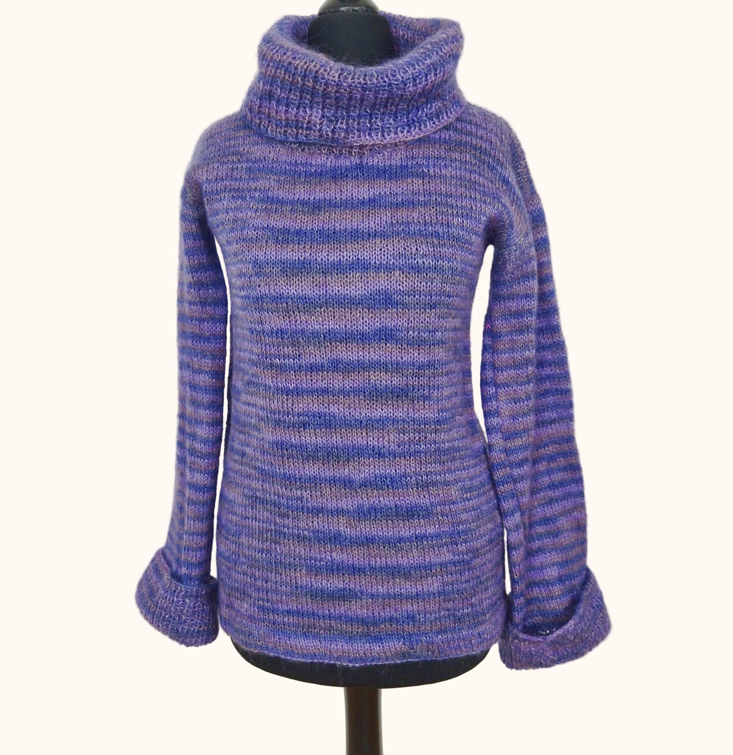 Einzigartiger und nahhaltiger Vintage Pullover in violett-lila, Rollkragen. Front.