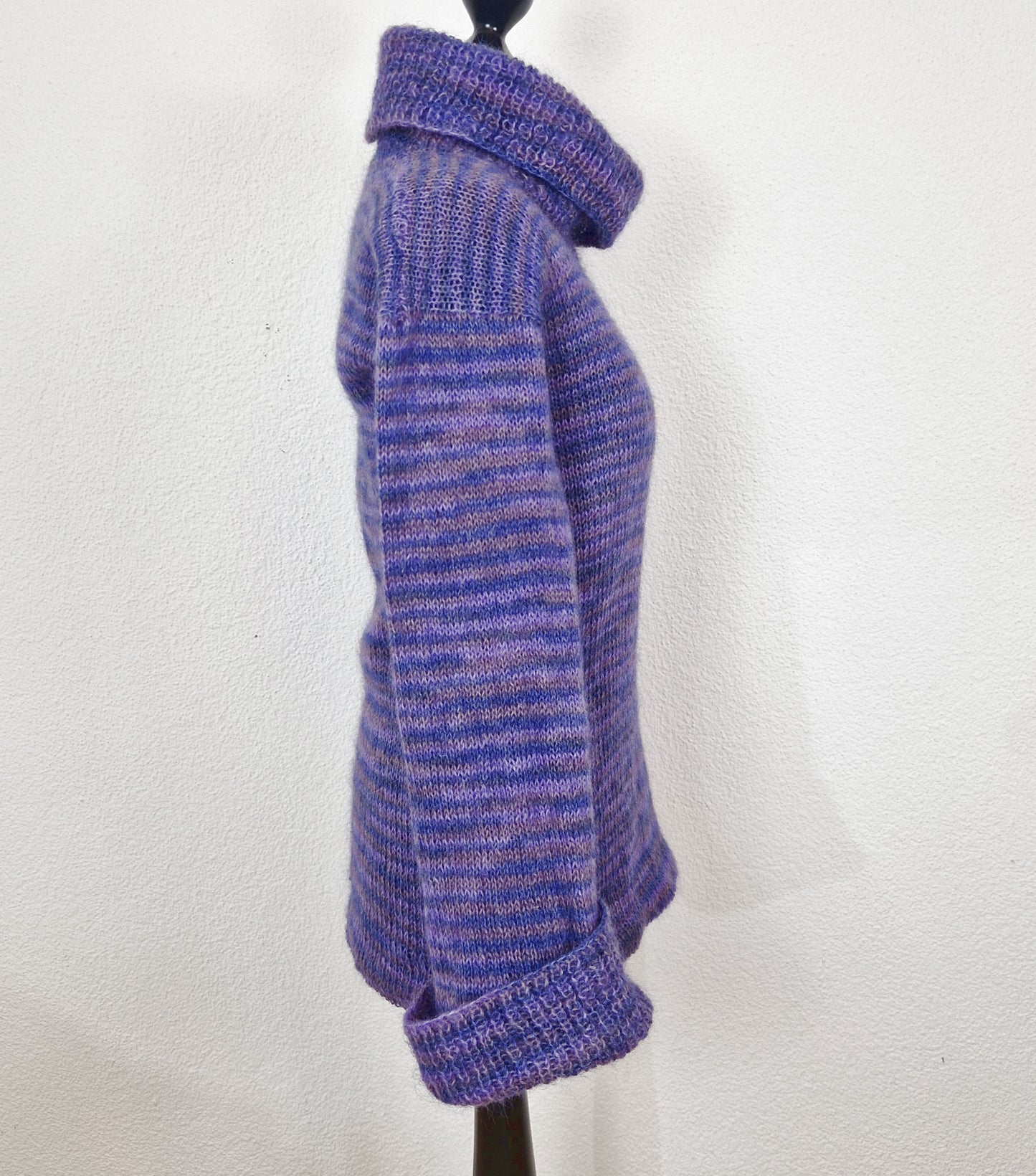 Einzigartiger und nahhaltiger Vintage Pullover in violett-lila, Rollkragen. Side.