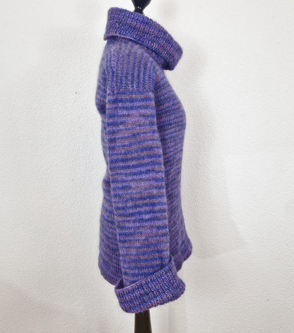 Einzigartiger und nahhaltiger Vintage Pullover in violett-lila, Rollkragen. Side.