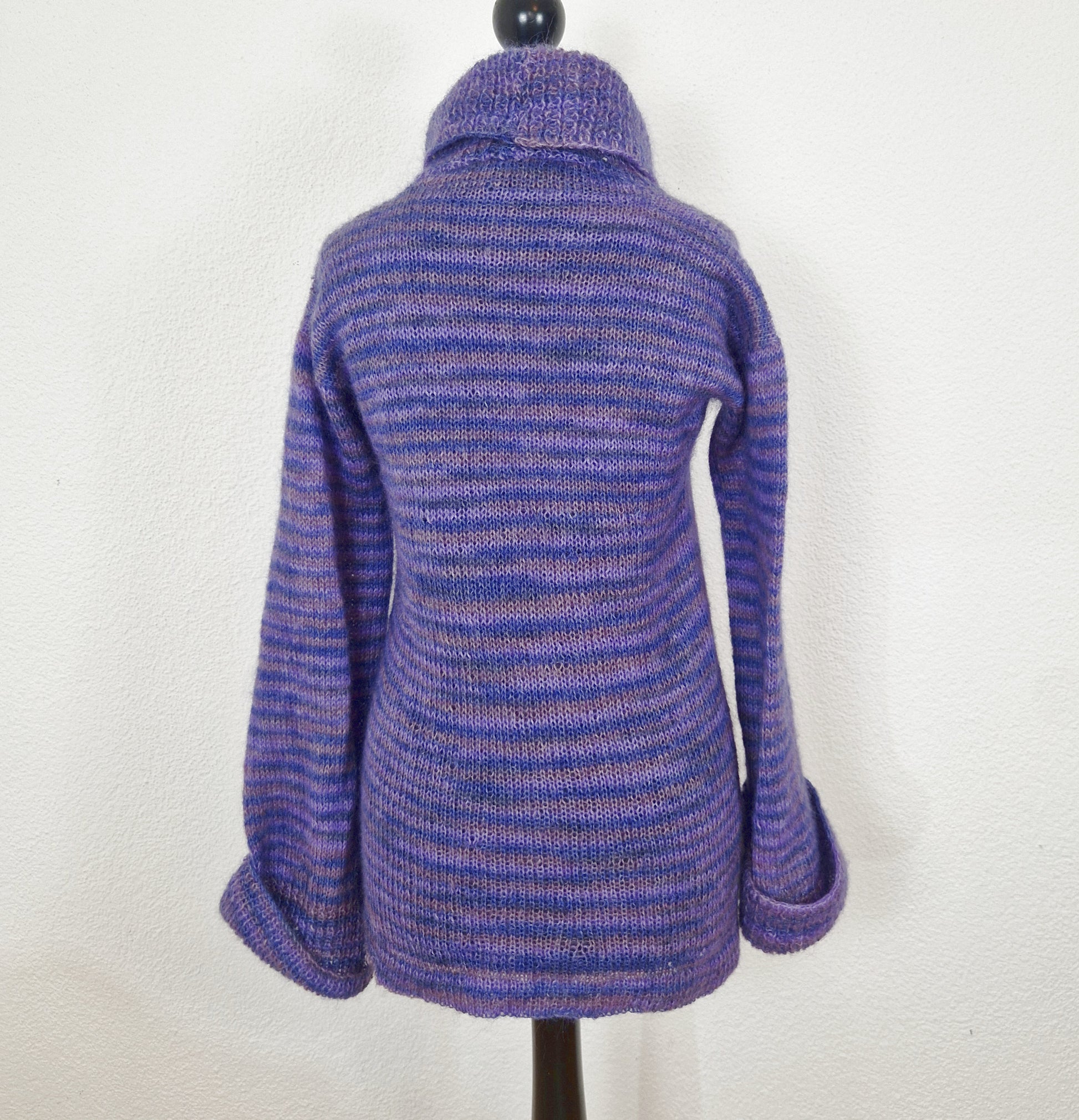 Einzigartiger und nahhaltiger Vintage Pullover in violett-lila, Rollkragen. Back.