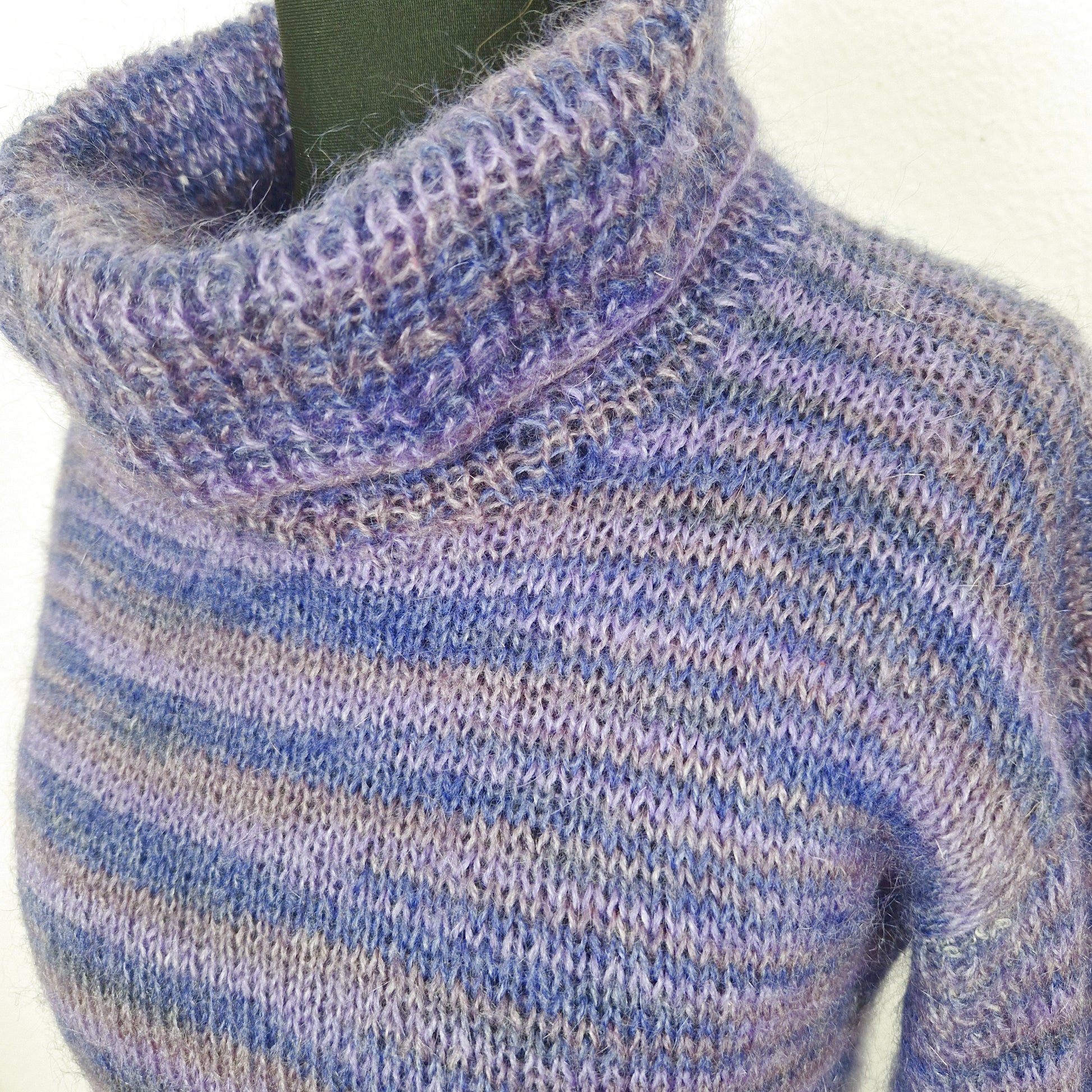 Einzigartiger und nahhaltiger Vintage Pullover in violett-lila, Rollkragen. Close-up.