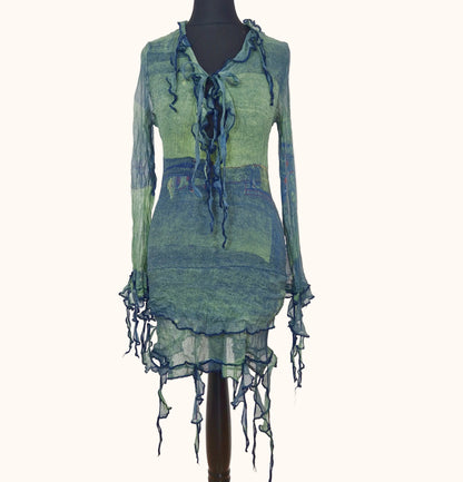 Einzigartiges und nachhaltiges Vintage Shirt, Langarm, in dunkelgrün-hellgrün, mit zotteligen Abschlüssen. Front. 