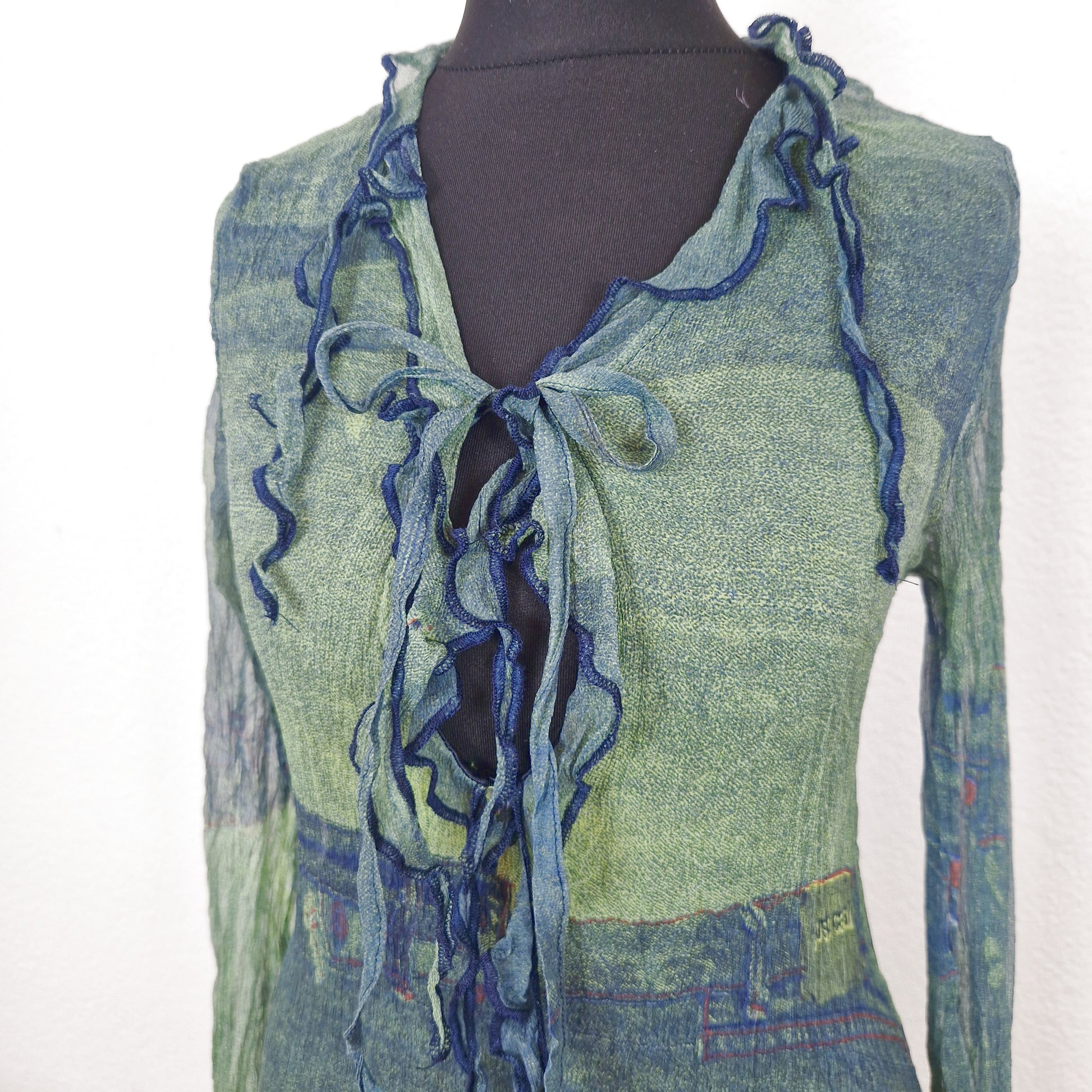 Einzigartiges und nachhaltiges Vintage Shirt, Langarm, in dunkelgrün-hellgrün, mit zotteligen Abschlüssen. Close-up.