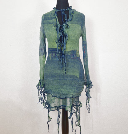 Einzigartiges und nachhaltiges Vintage Shirt, Langarm, in dunkelgrün-hellgrün, mit zotteligen Abschlüssen. Front 2.