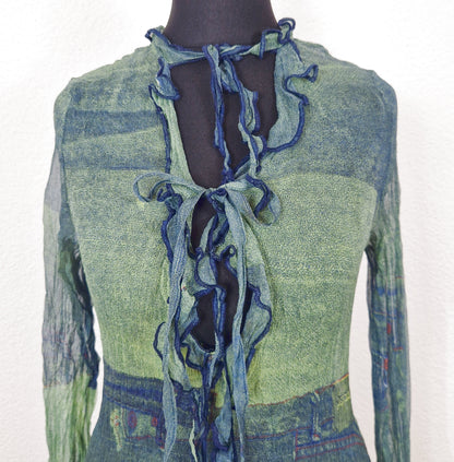 Einzigartiges und nachhaltiges Vintage Shirt, Langarm, in dunkelgrün-hellgrün, mit zotteligen Abschlüssen. Close-up 2.