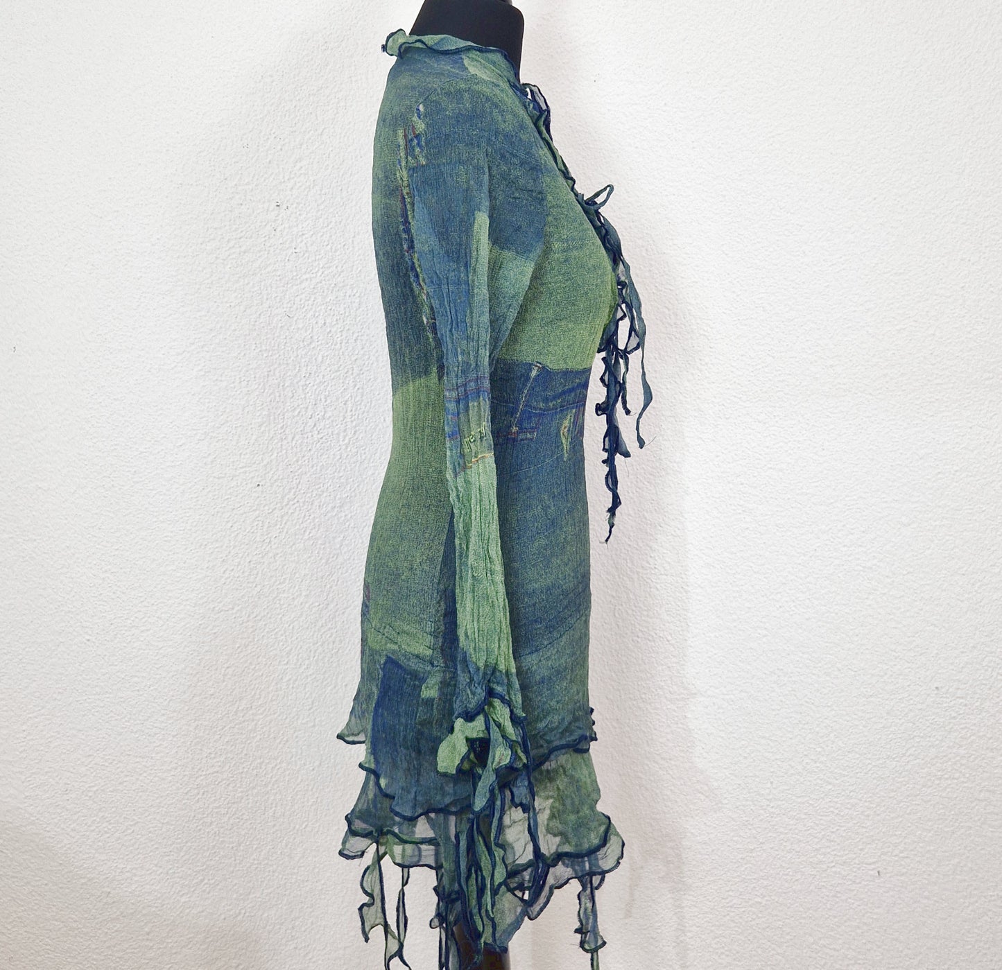 Einzigartiges und nachhaltiges Vintage Shirt, Langarm, in dunkelgrün-hellgrün, mit zotteligen Abschlüssen. Side.