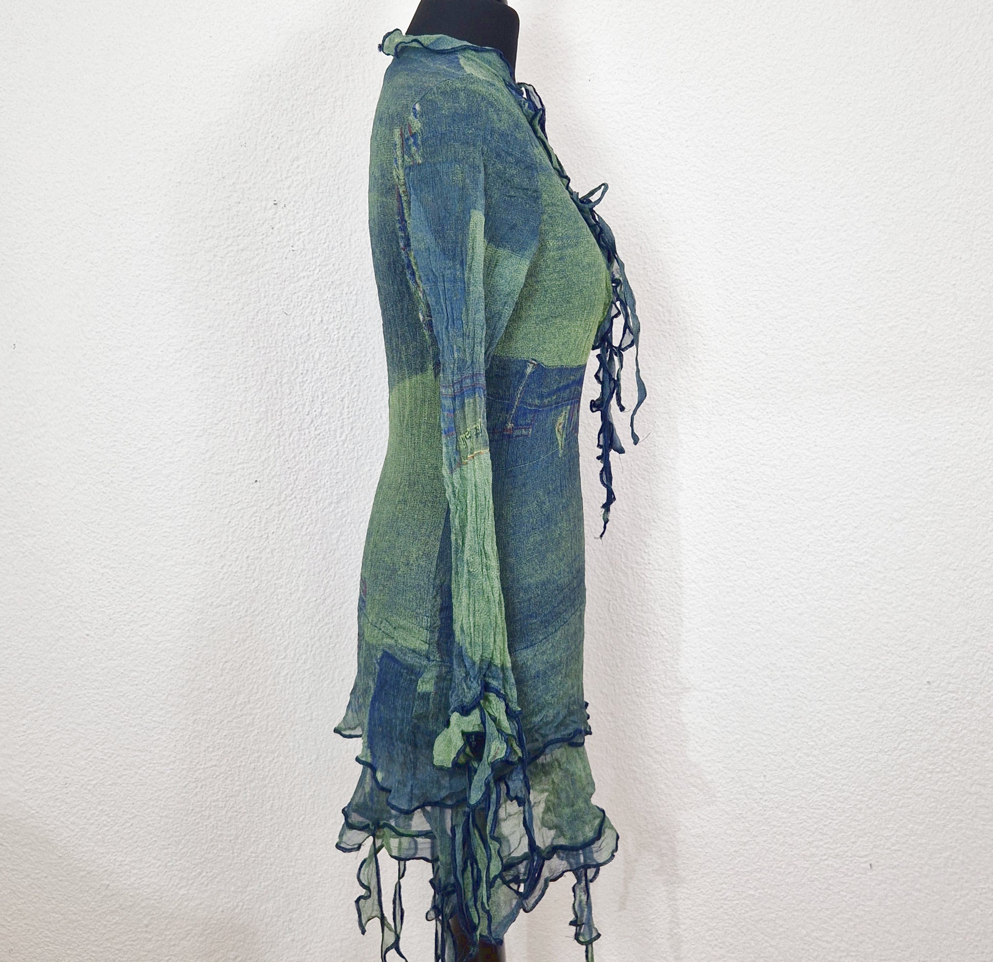 Einzigartiges und nachhaltiges Vintage Shirt, Langarm, in dunkelgrün-hellgrün, mit zotteligen Abschlüssen. Side.